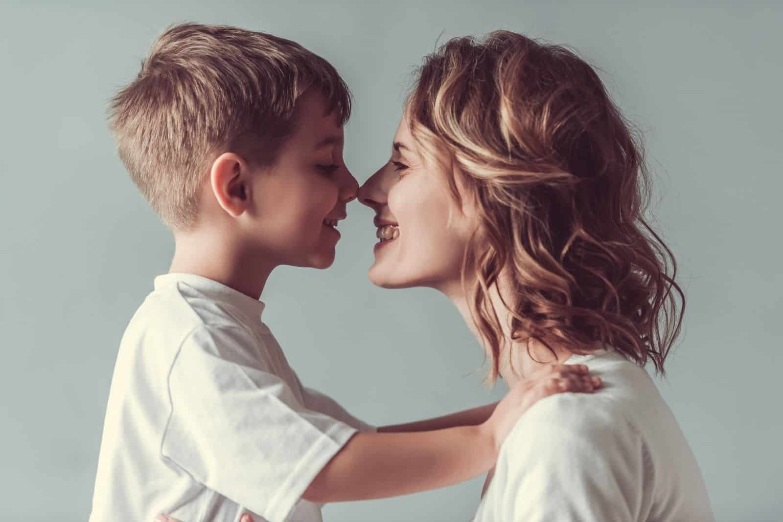 una mujer juega con un niño