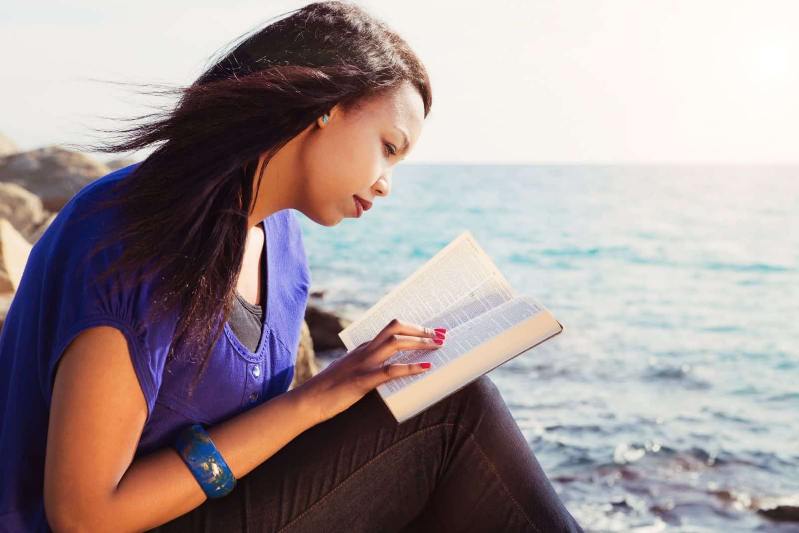 la mujer está leyendo la biblia