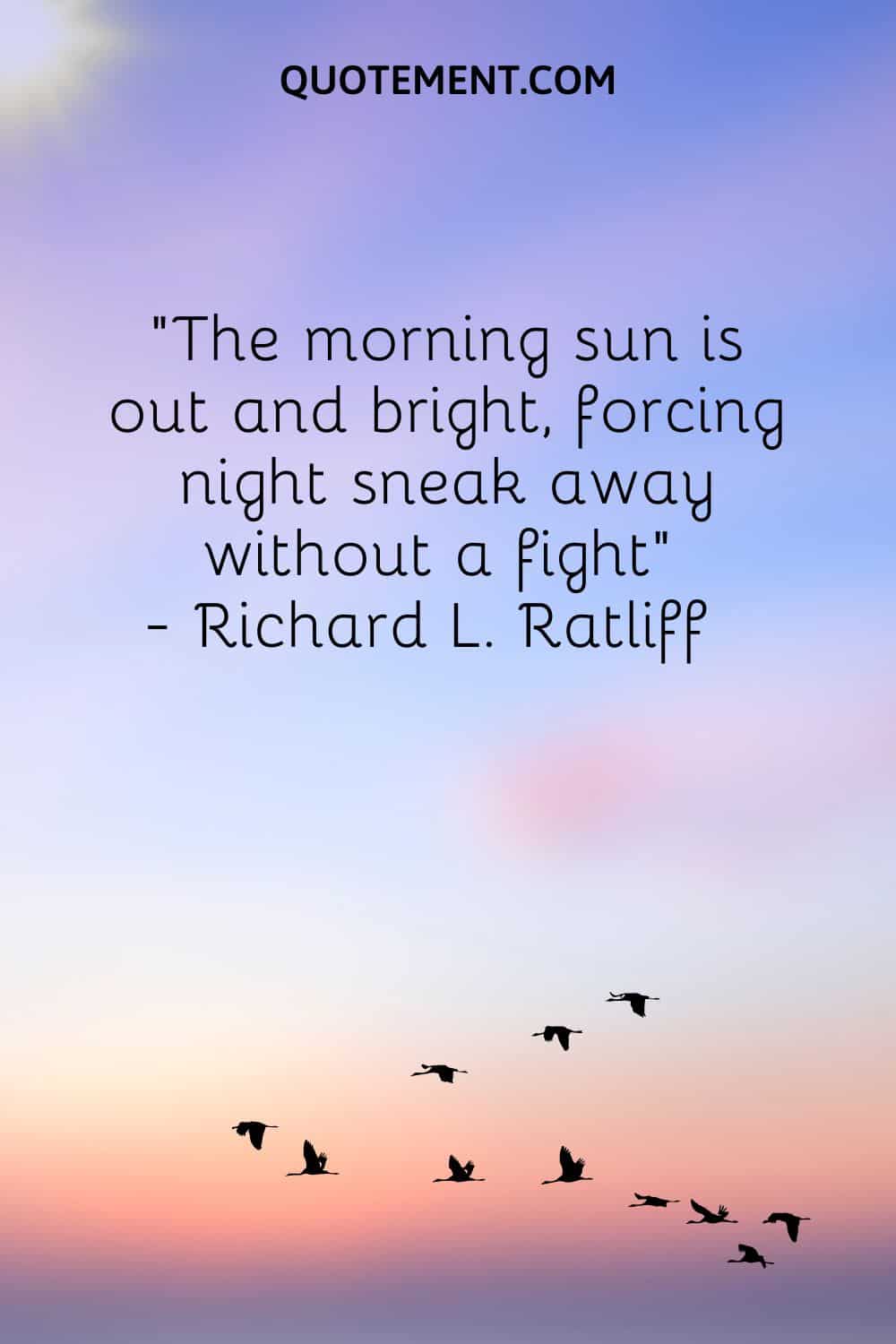 El sol de la mañana está fuera y brillante, obligando a la noche a escabullirse sin luchar
