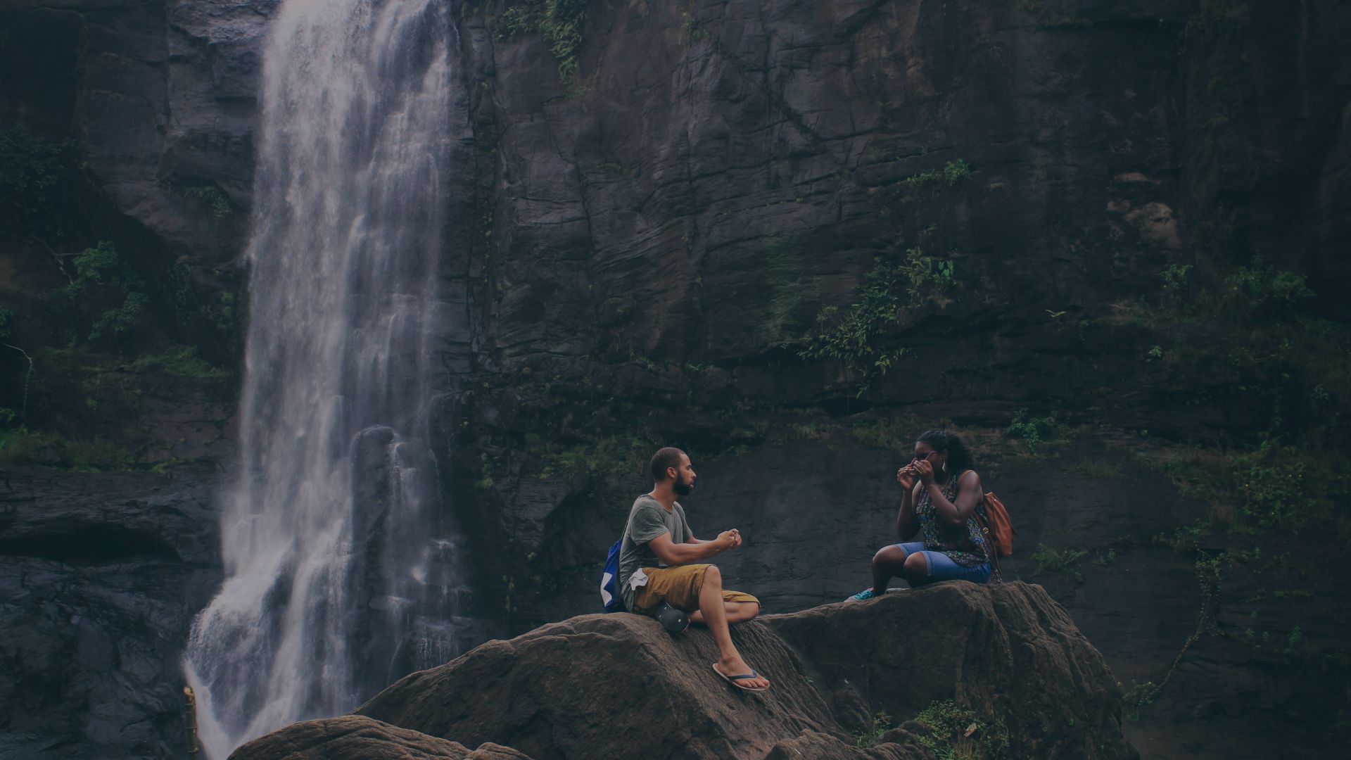 una pareja relajándose cerca de la cascada citas