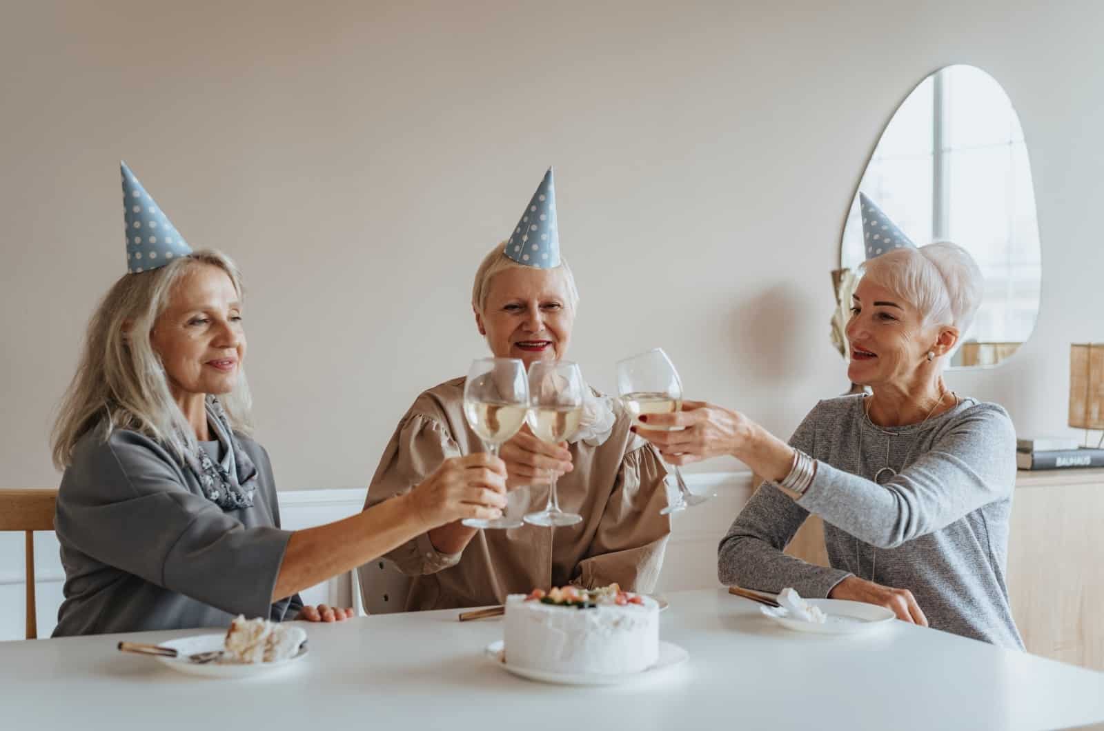 mujer mayor brindando con sus amigas