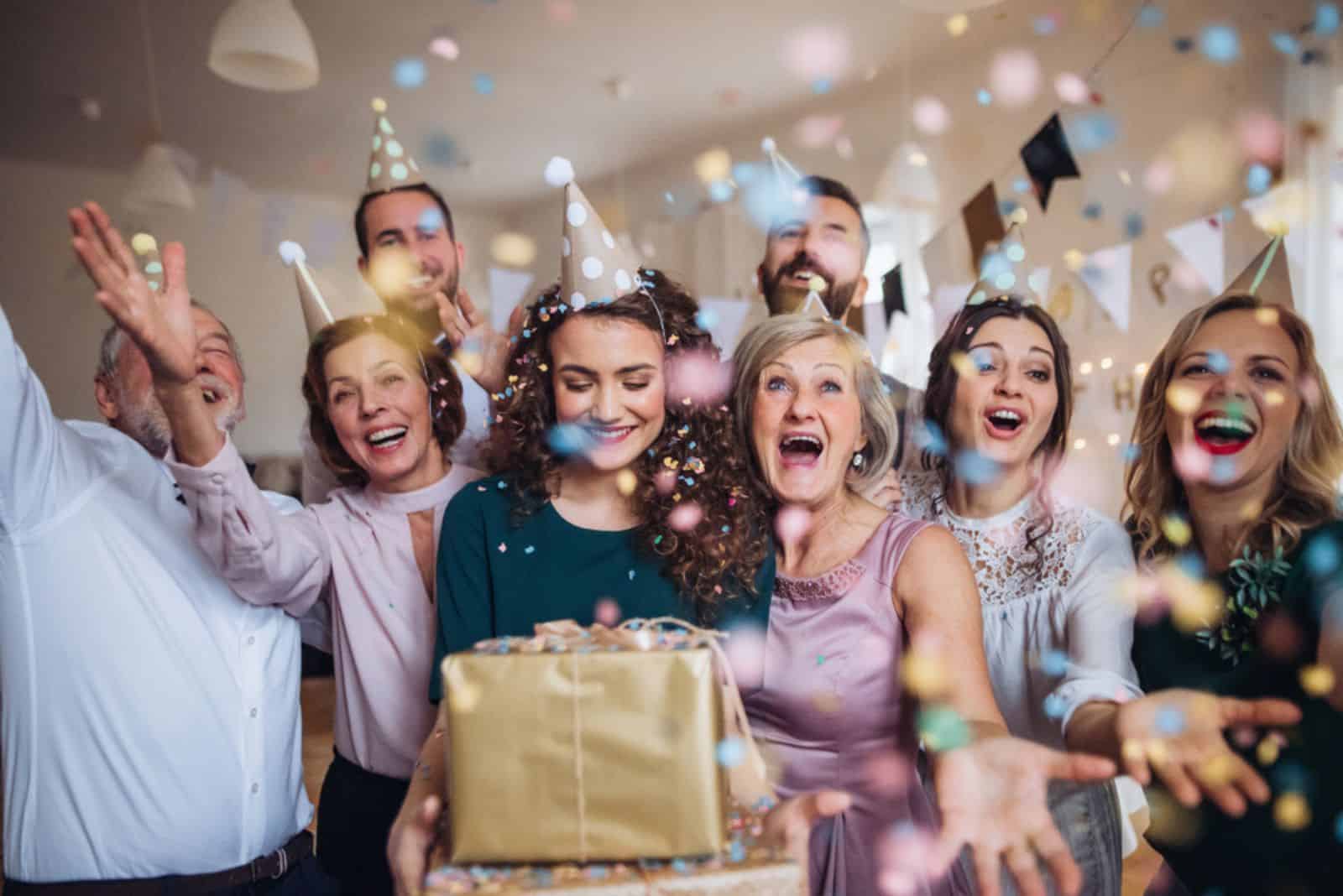 familia multigeneracional con regalos en una fiesta de cumpleaños en el interior