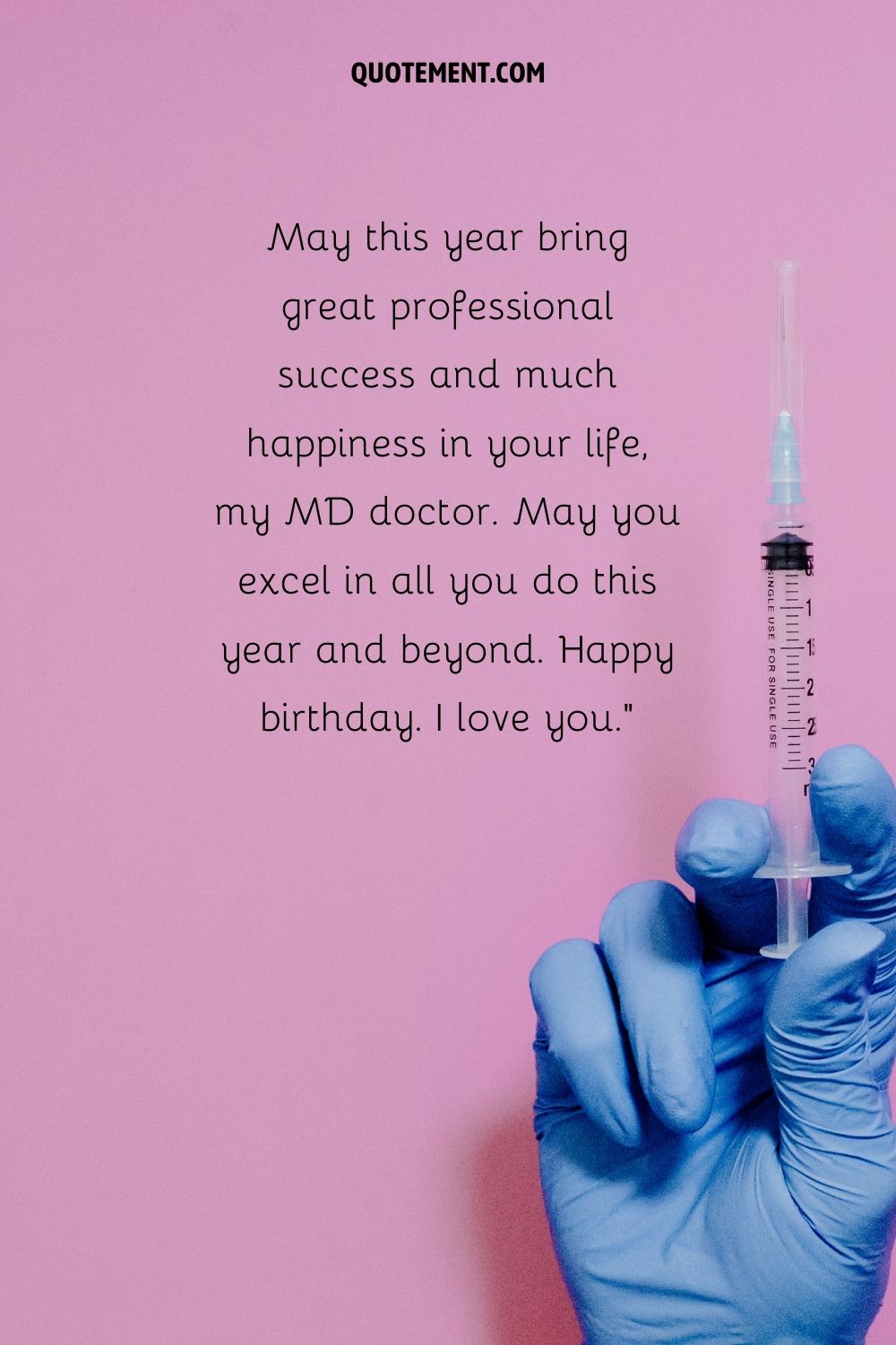 una mano de doctor que sostiene una inyección que representa la cita del cumpleaños del doctor