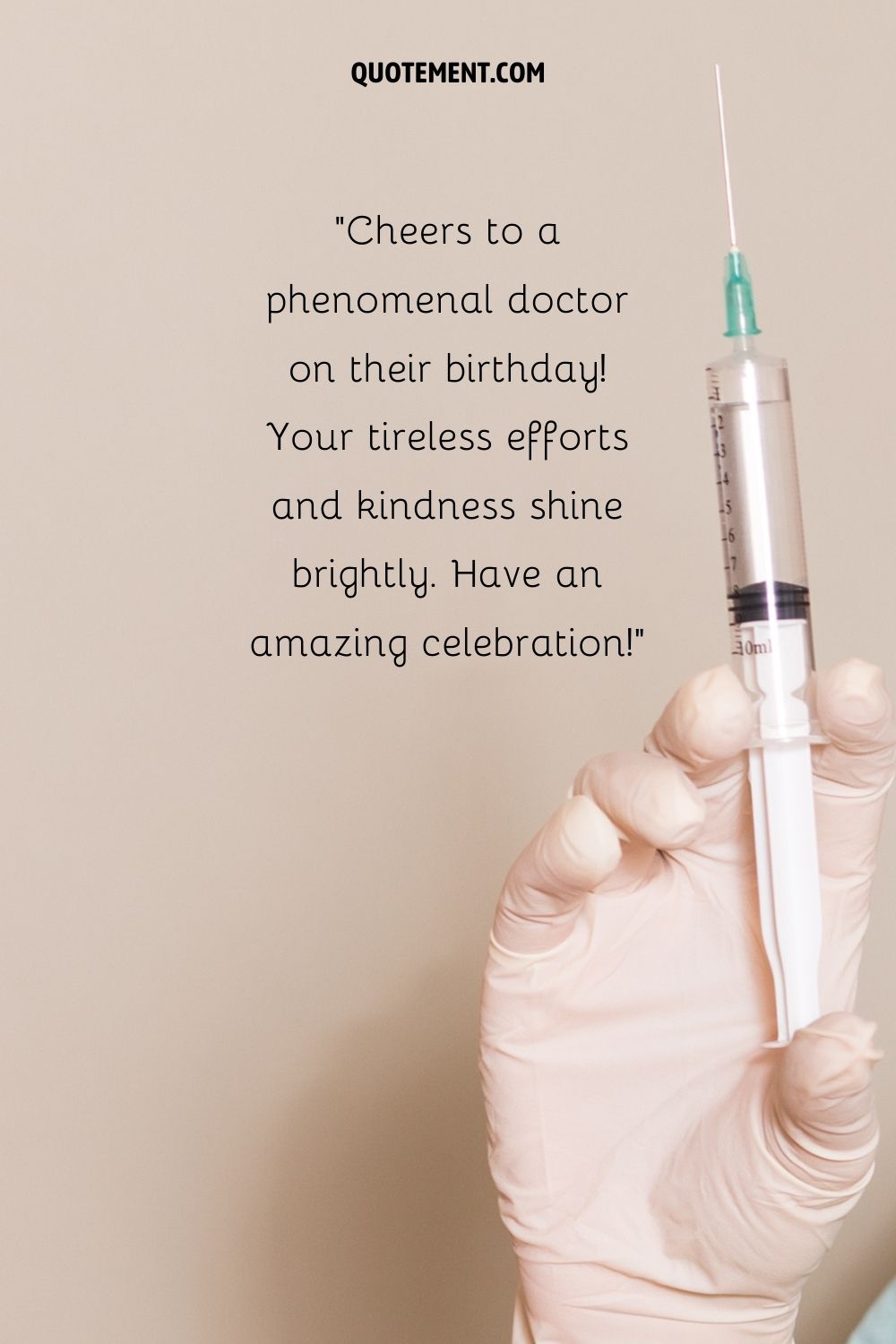 una mano con guantes sosteniendo una inyección que representa un deseo de cumpleaños para el médico