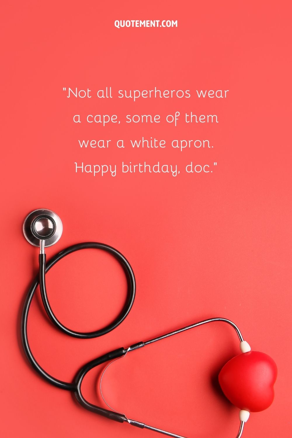 un estetoscopio escuchando un corazón que representa deseos de cumpleaños cortos para médico