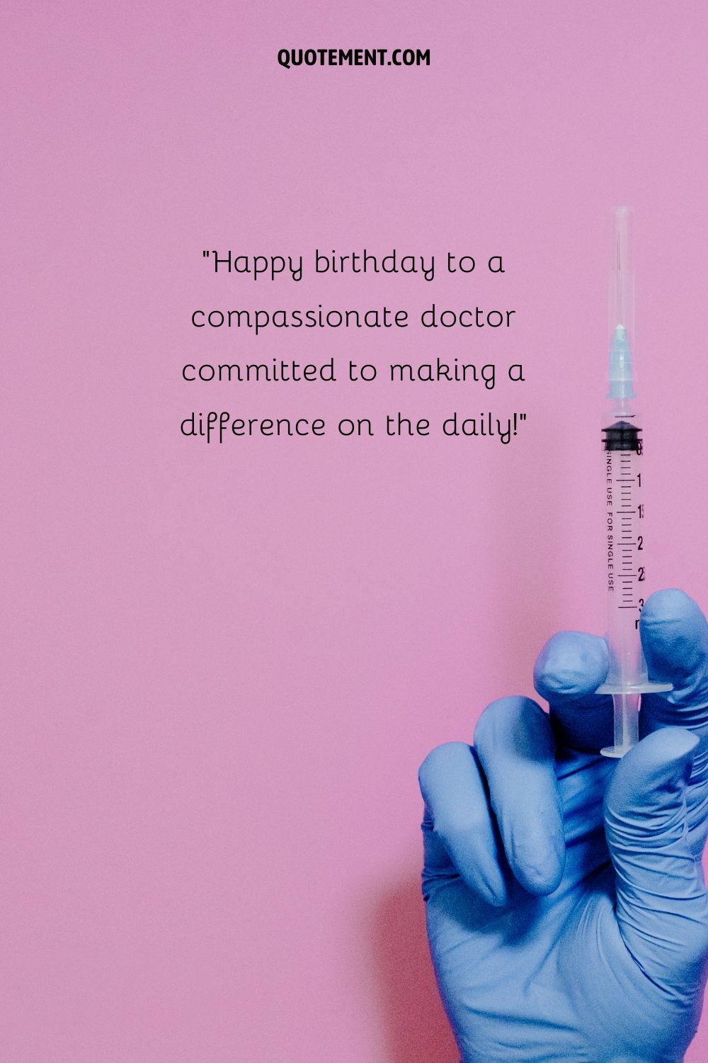 guantes azules sosteniendo una inyección que representa breves deseos de cumpleaños para el dr.