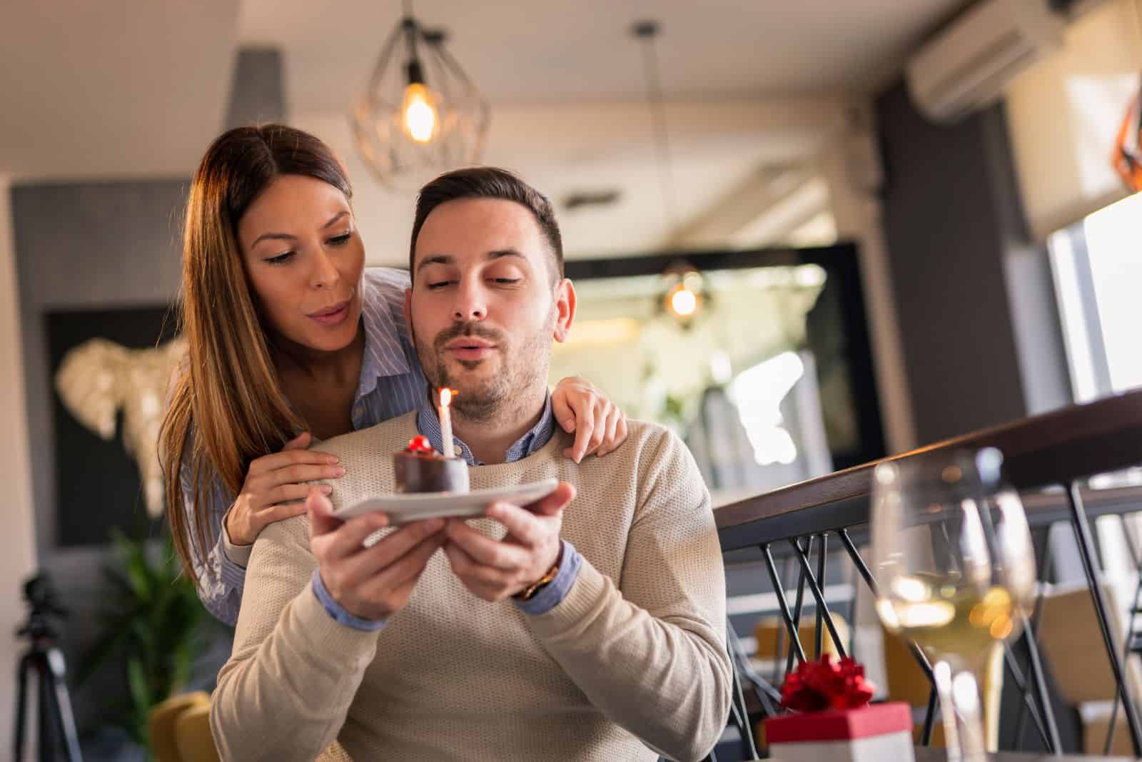 un hombre celebra su cumpleaños con una mujer