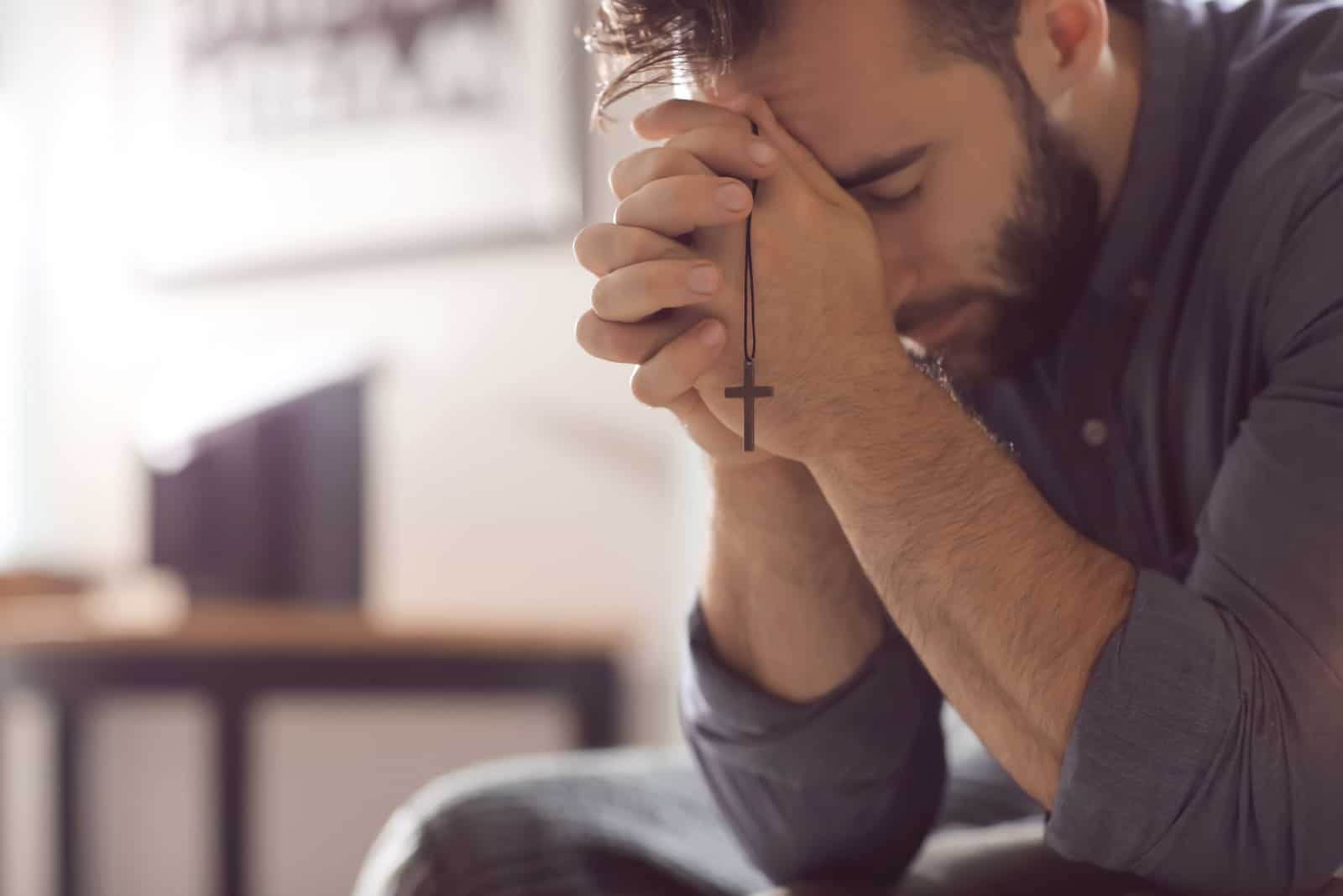 foto de un hombre religioso rezando por un avance financiero