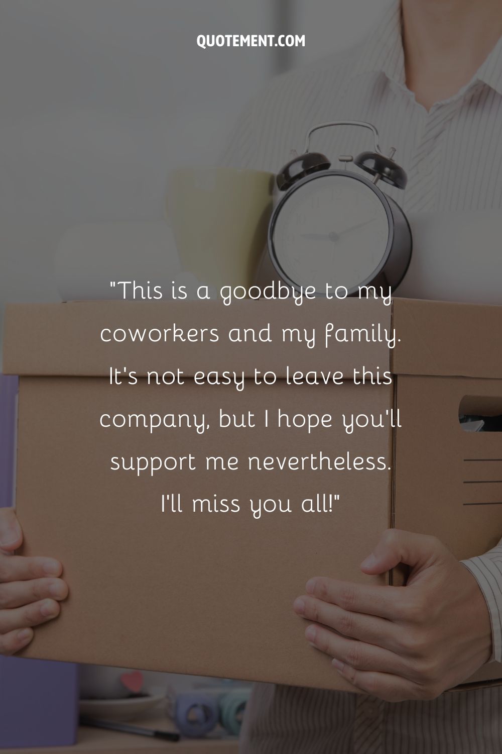 Un chico sosteniendo una caja de cartón con objetos personales que representa un dulce y breve mensaje de despedida dejando la empresa