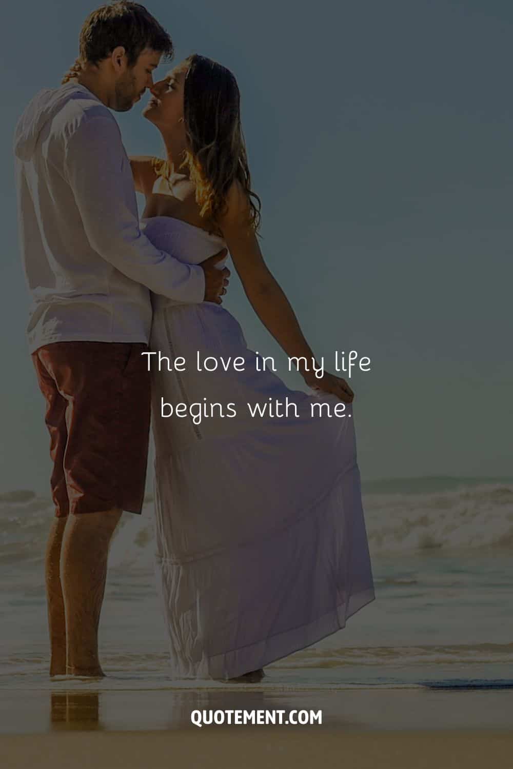 Imagen de amantes besándose en una playa representando una afirmación para atraer el amor.