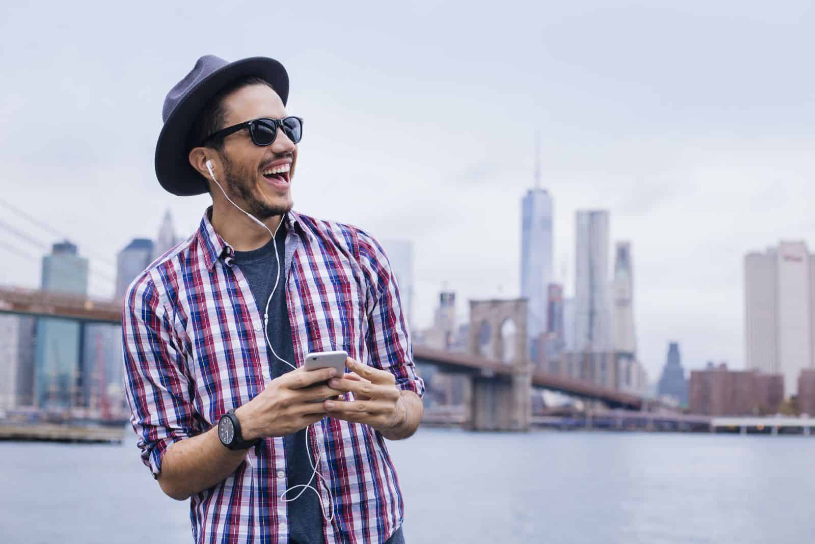 hombre sonriente con un sombrero en la cabeza