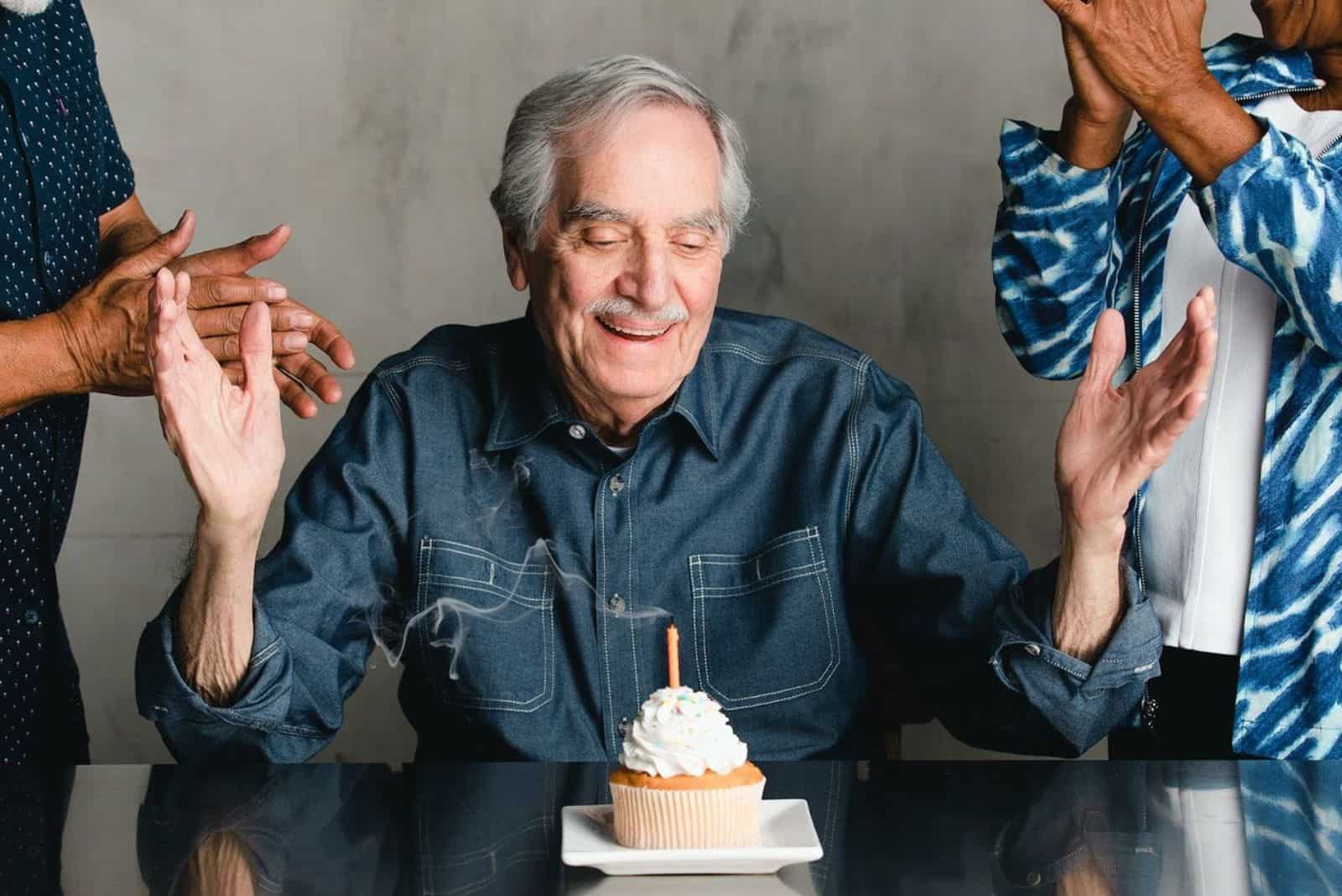 el hombre celebra su cumpleaños