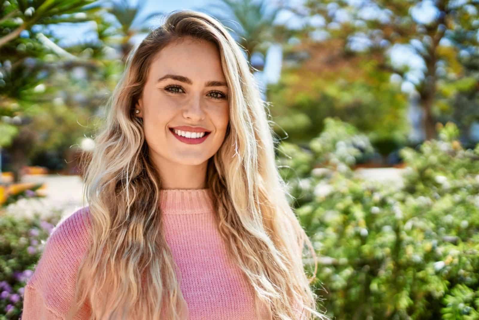 una chica guapa con el pelo largo y rubio