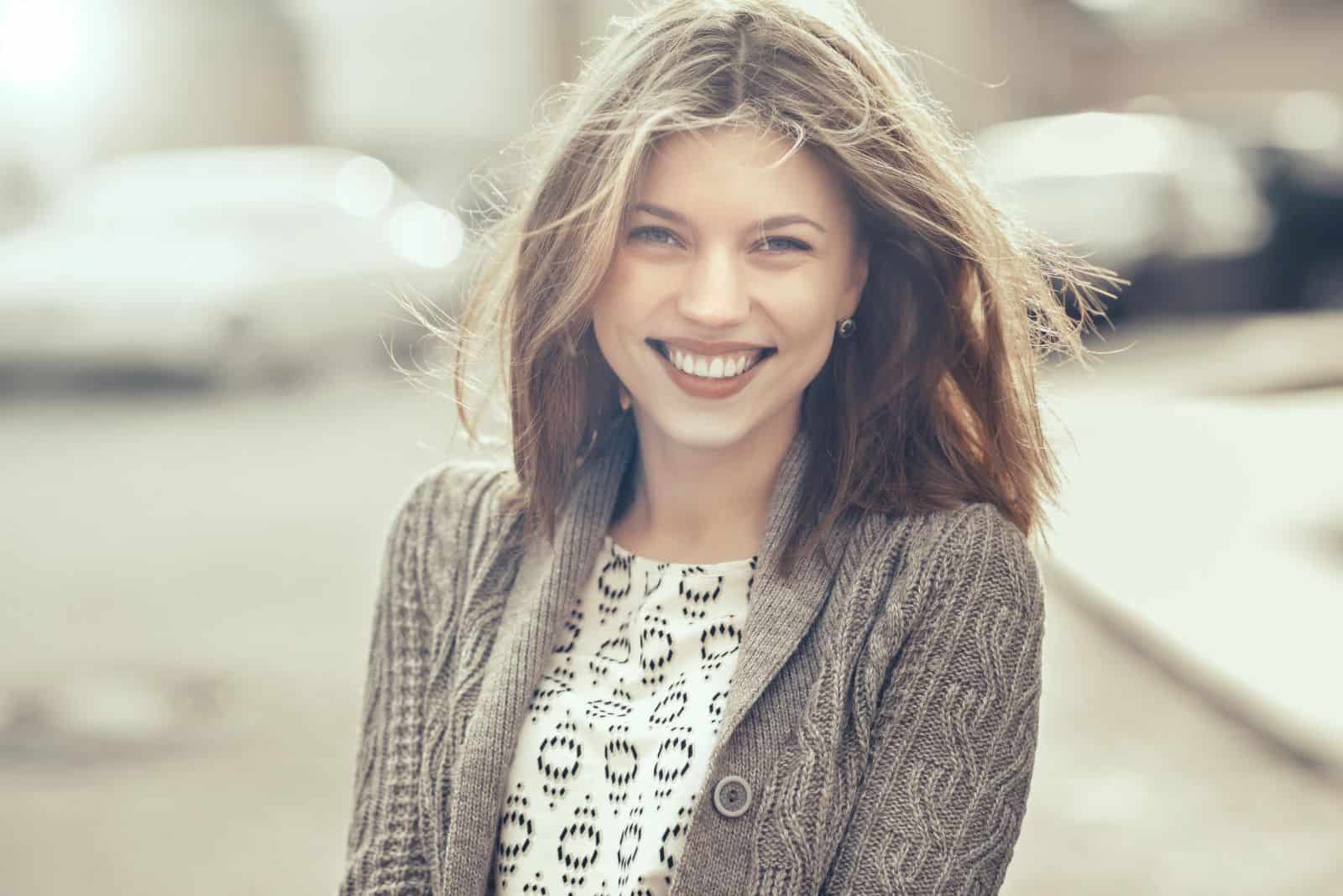 una chica guapa está en la calle