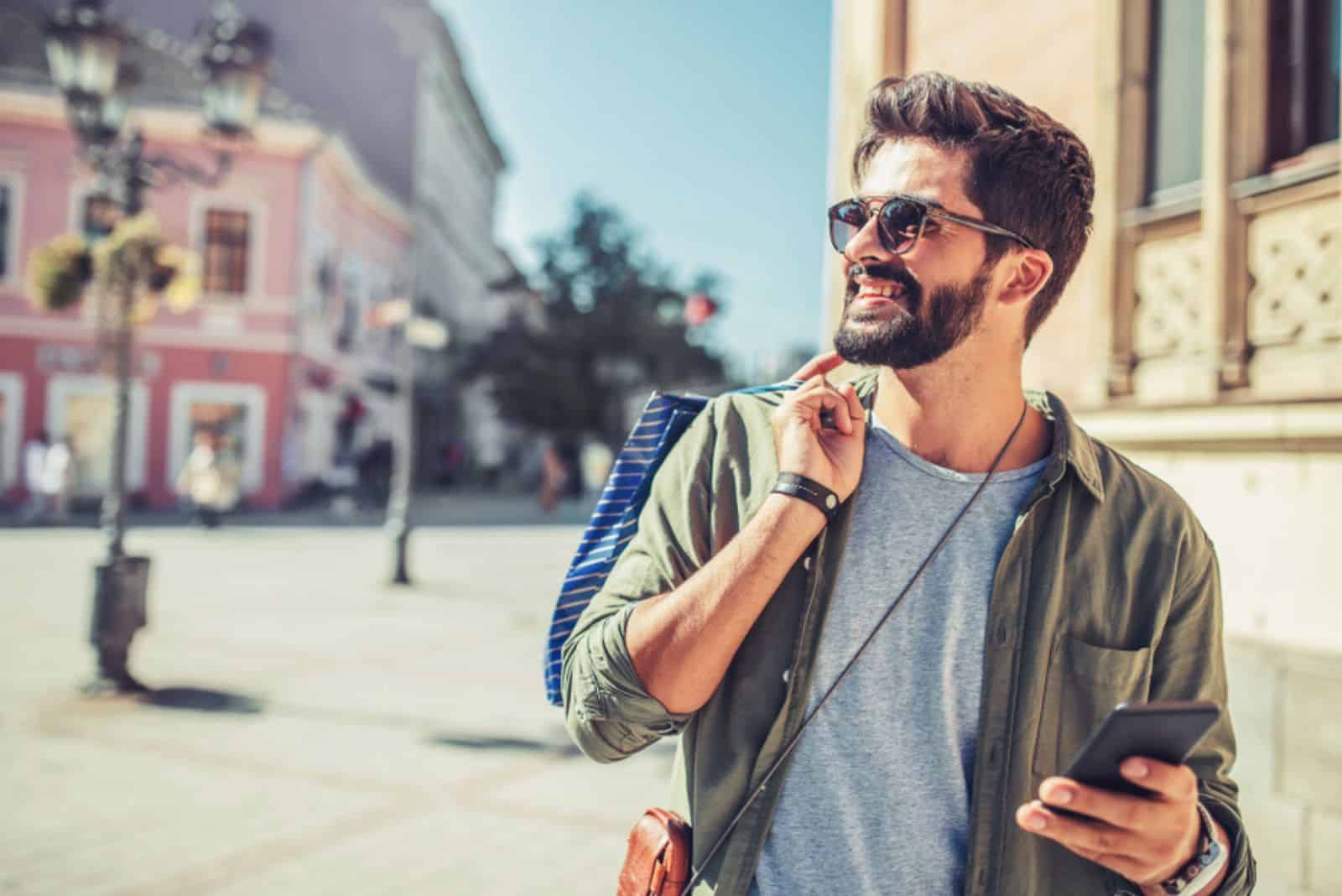 un hombre sonriente camina por la calle