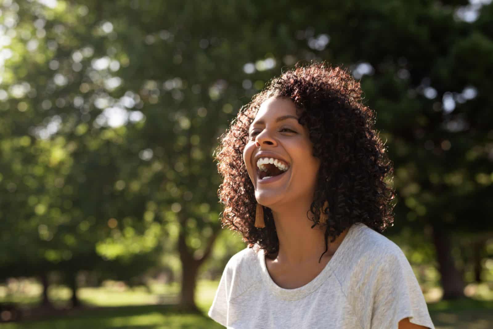 chica sonriente con el pelo despeinado