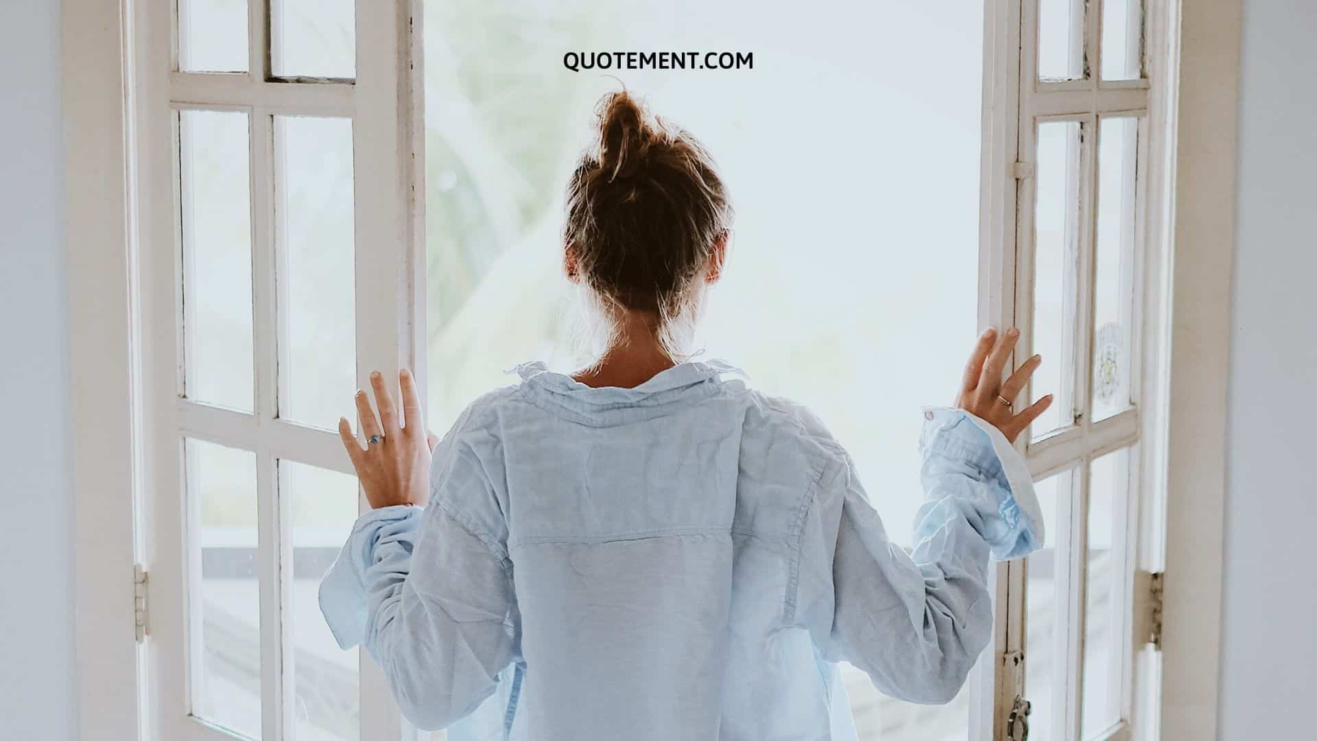 mujer en la ventana