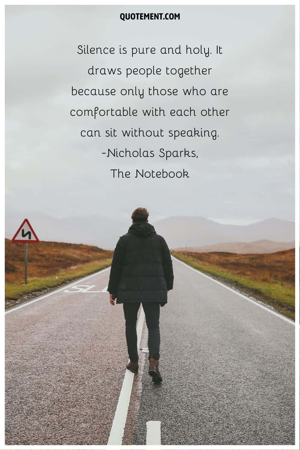 "El silencio es puro y sagrado. Une a la gente porque sólo aquellos que se sienten cómodos entre sí pueden sentarse sin hablar". - Nicholas Sparks, El diario de Noa