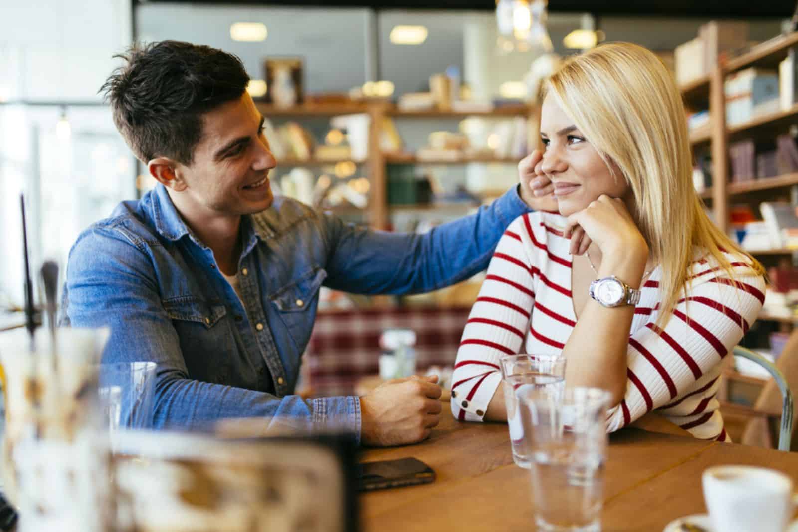 pareja flirteando en un café