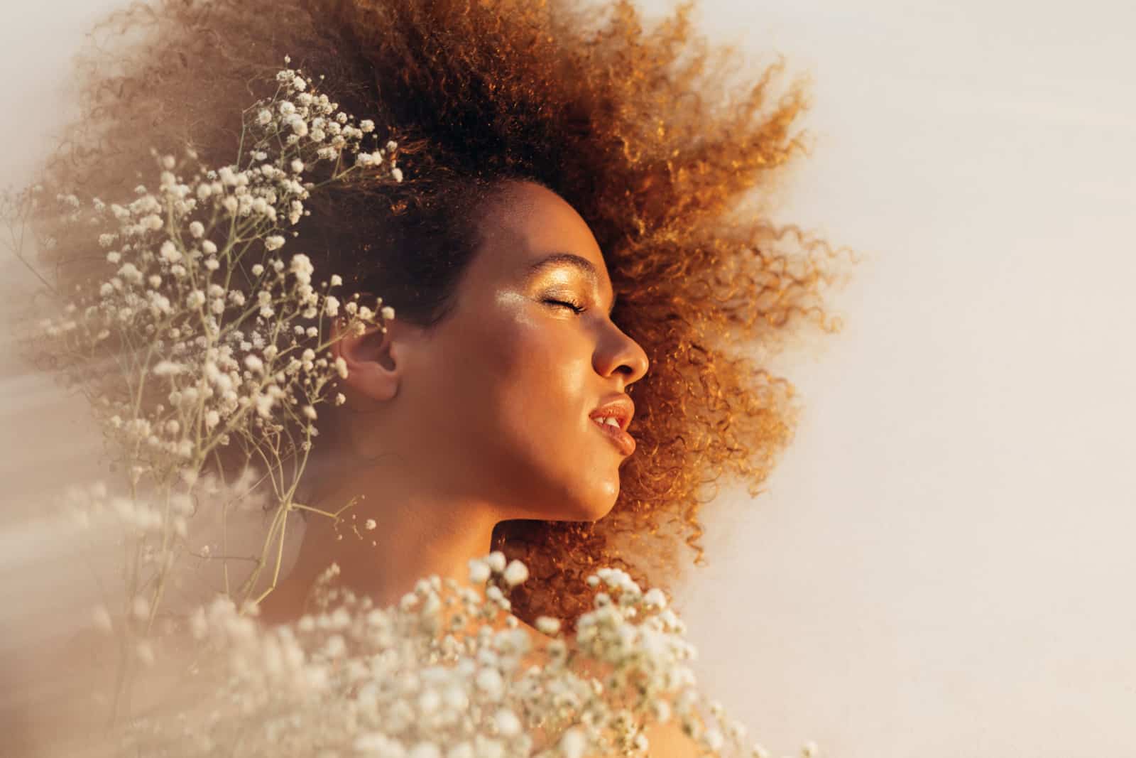 Retrato de una bella mujer con flores blancas de hipófila