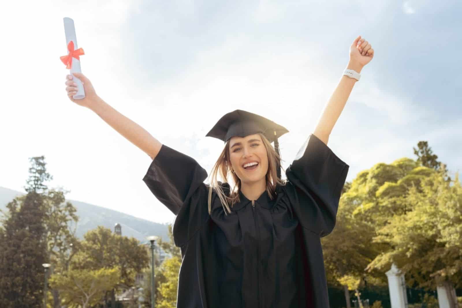 Evento de graduación mujer feliz celebra logro, éxito y sonrisa