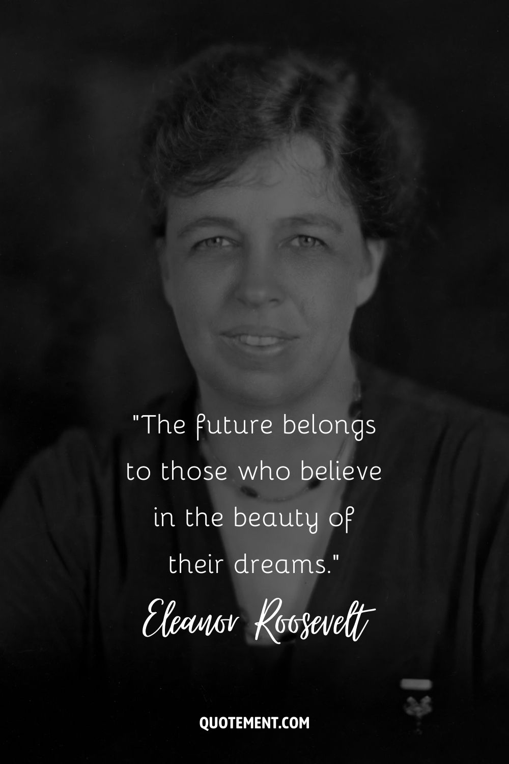 Eleanor Roosevelt con una expresión cálida representando una cita sobre el futuro.