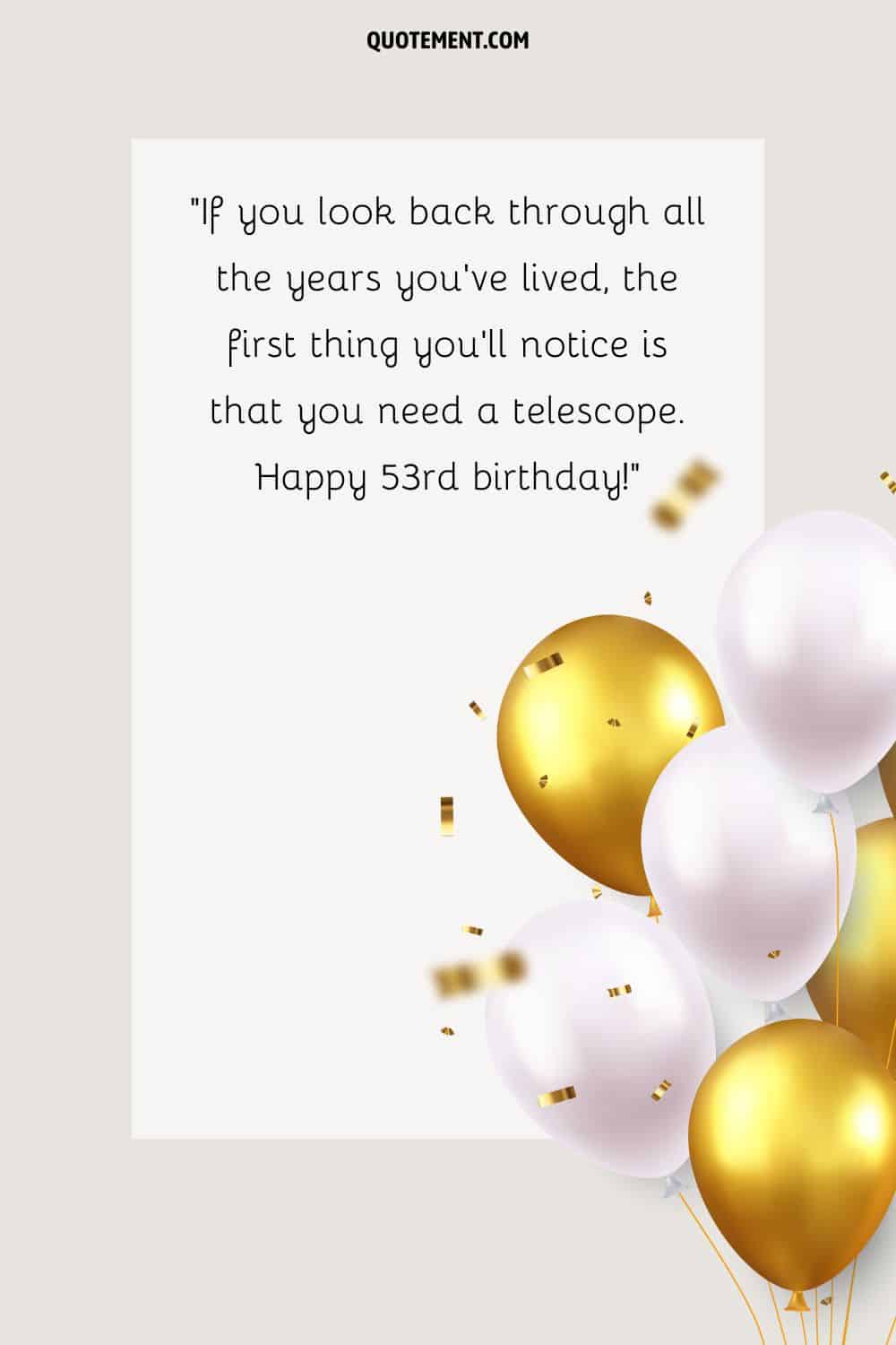 Mensaje divertido para su 53 cumpleaños, globos blancos y dorados, y confeti