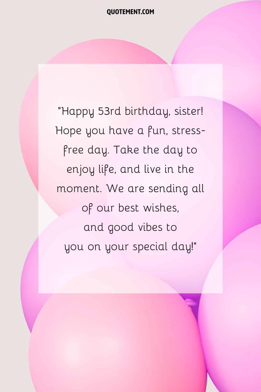 Precioso mensaje para una hermana que cumple 53 años y globos rosas y morados de fondo