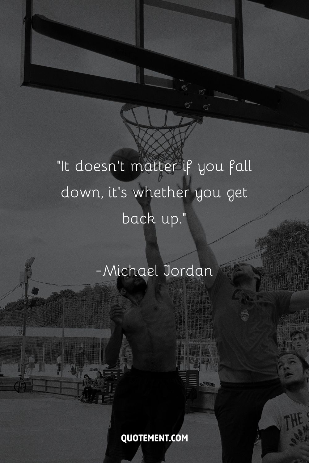 Jugadores en pista al aire libre representando una cita inspiradora de Michael Jordan.