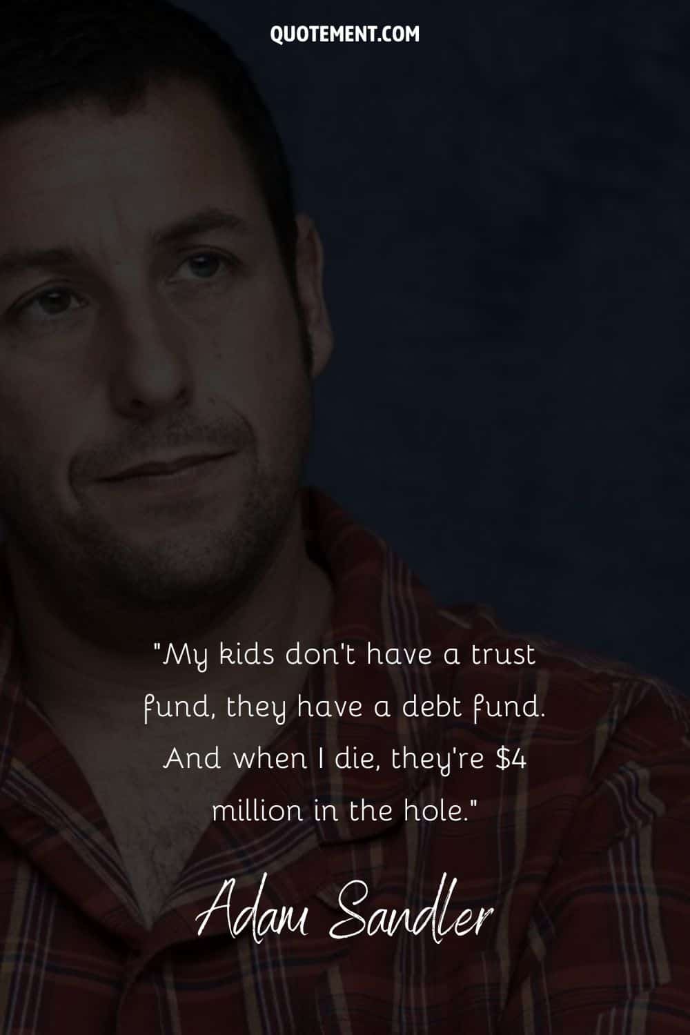 Imagen de Adam Sandler con una cita sobre los niños y las deudas