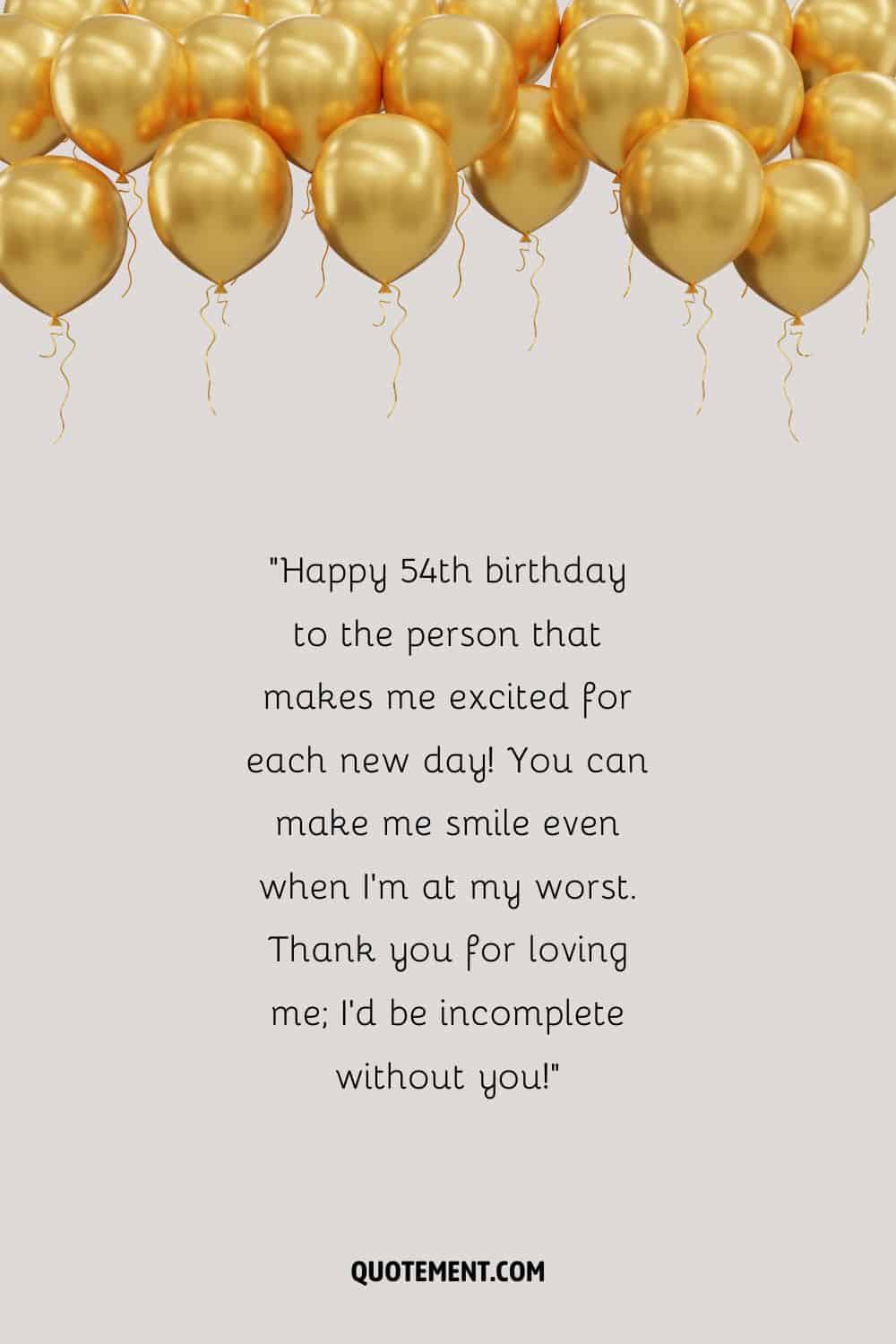 El mejor mensaje de feliz 54 cumpleaños y un montón de globos dorados por encima.