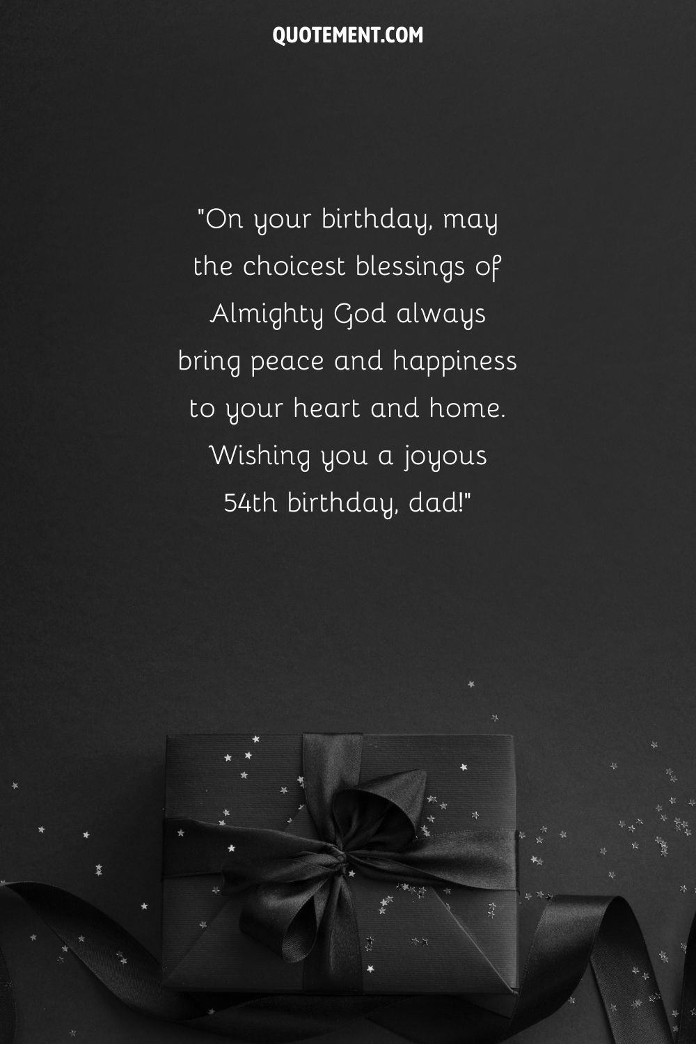 Mensaje de cumpleaños para un padre que cumple 54 años y un regalo envuelto en negro debajo