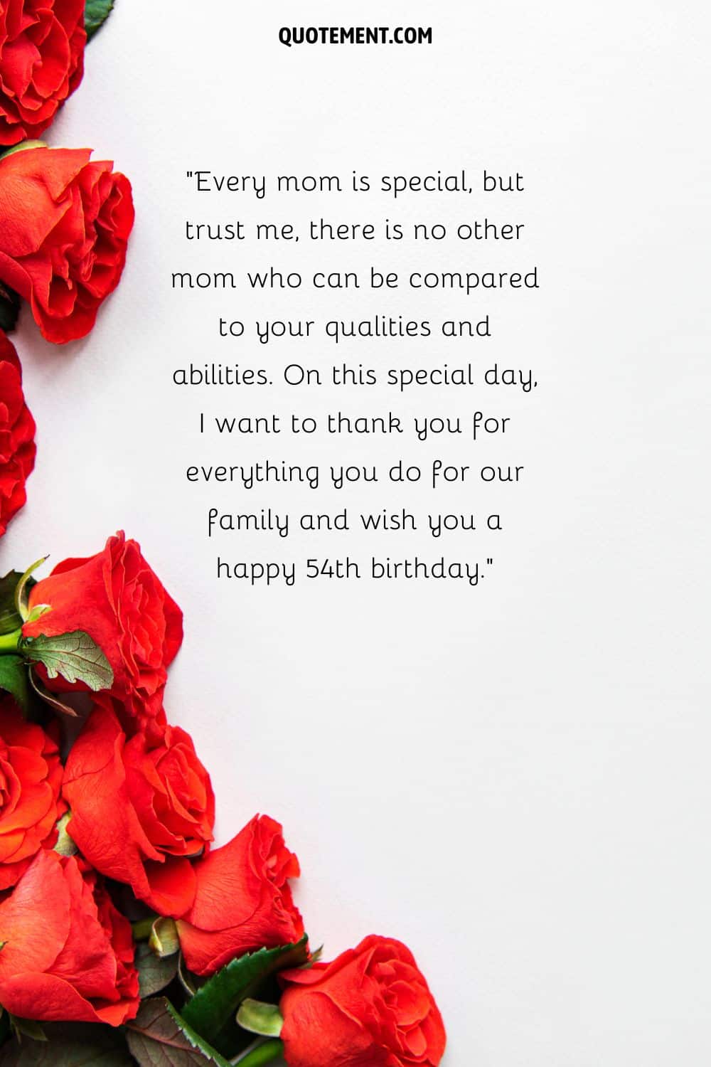 Mensaje de cumpleaños para el 54 cumpleaños de una mamá y rosas rojas a la izquierda