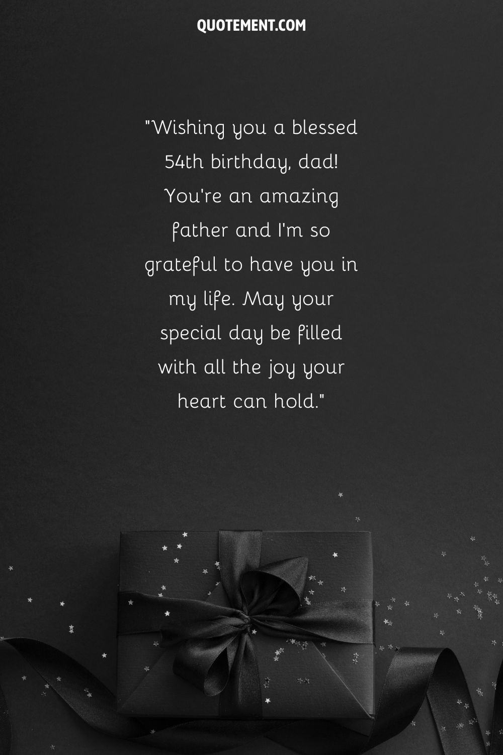 Mensaje para el 54 cumpleaños de un padre y un regalo envuelto en negro debajo
