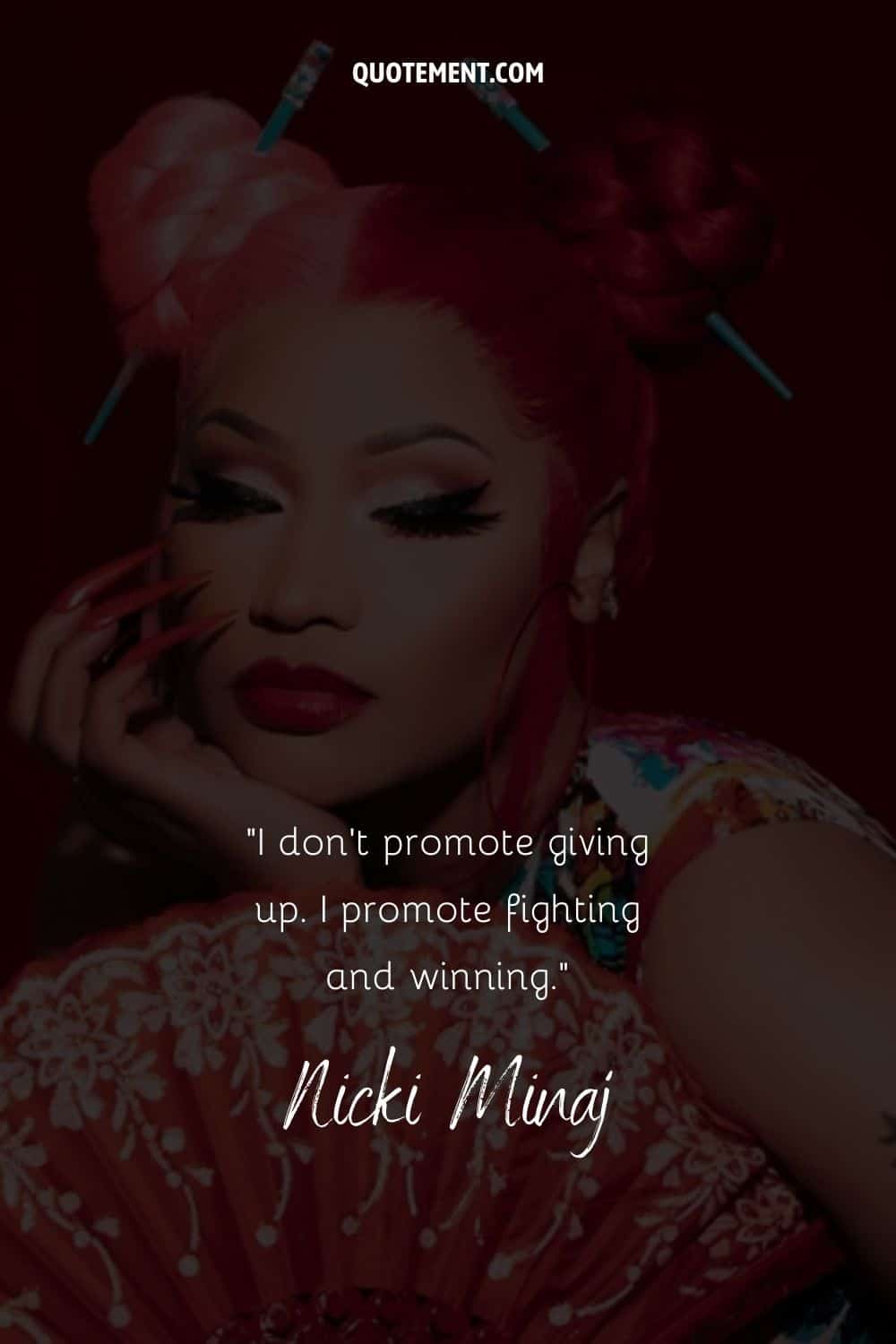 Cita motivadora de Nicki Minaj sobre la lucha, y su foto de fondo