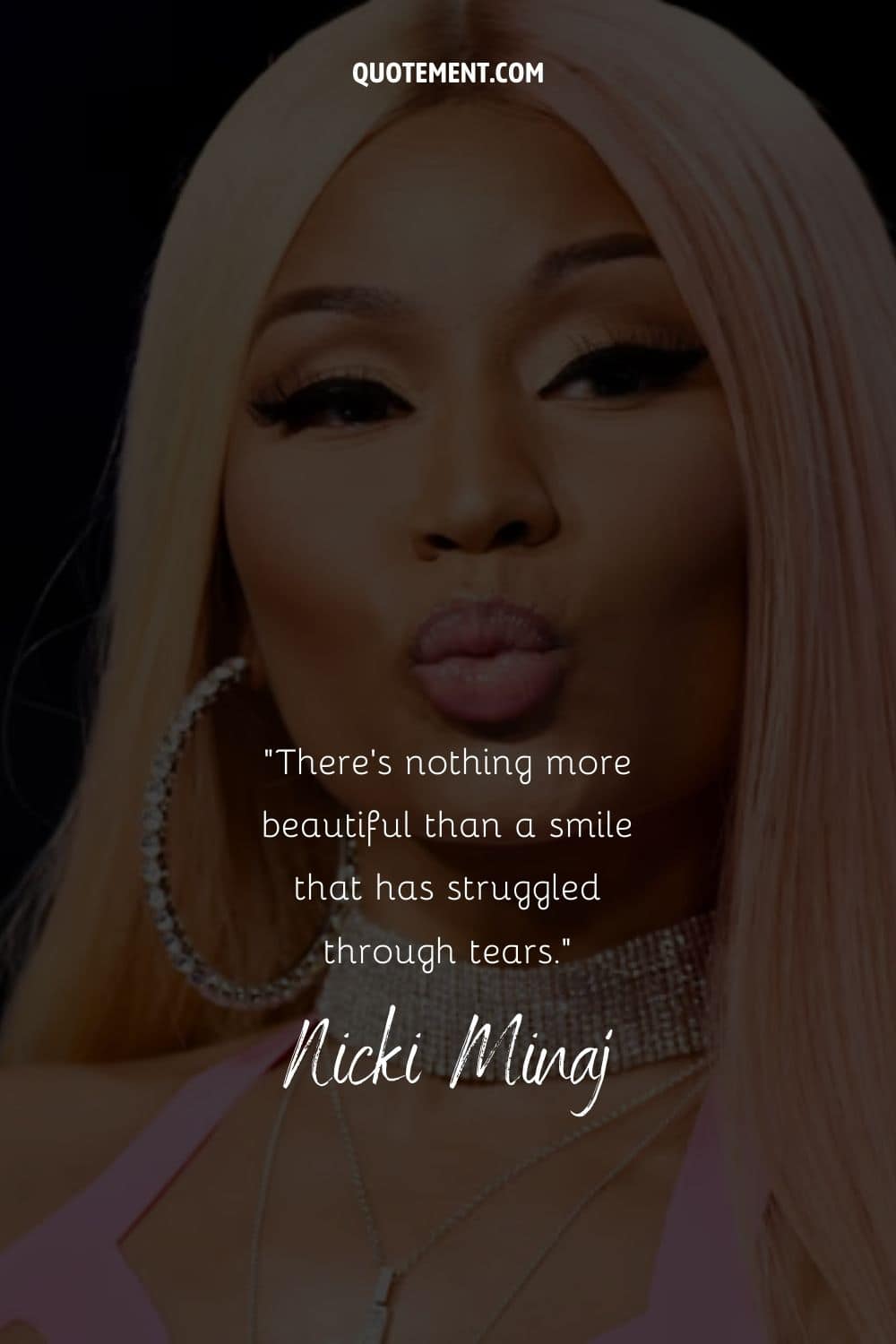 Cita de Nicki Minaj y su retrato al fondo
