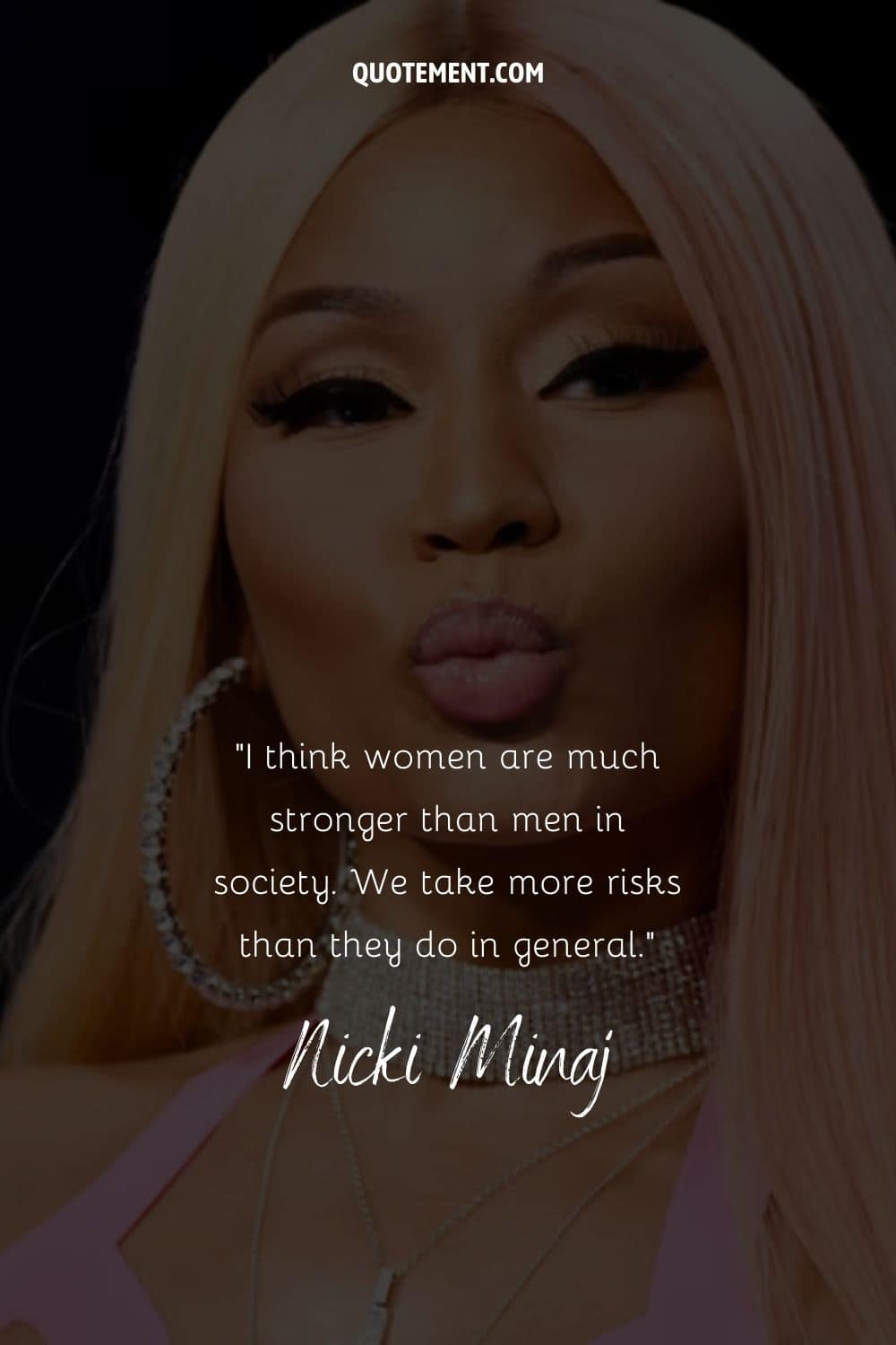 Cita de Nicki Minaj sobre las mujeres y su fuerza y su retrato de fondo