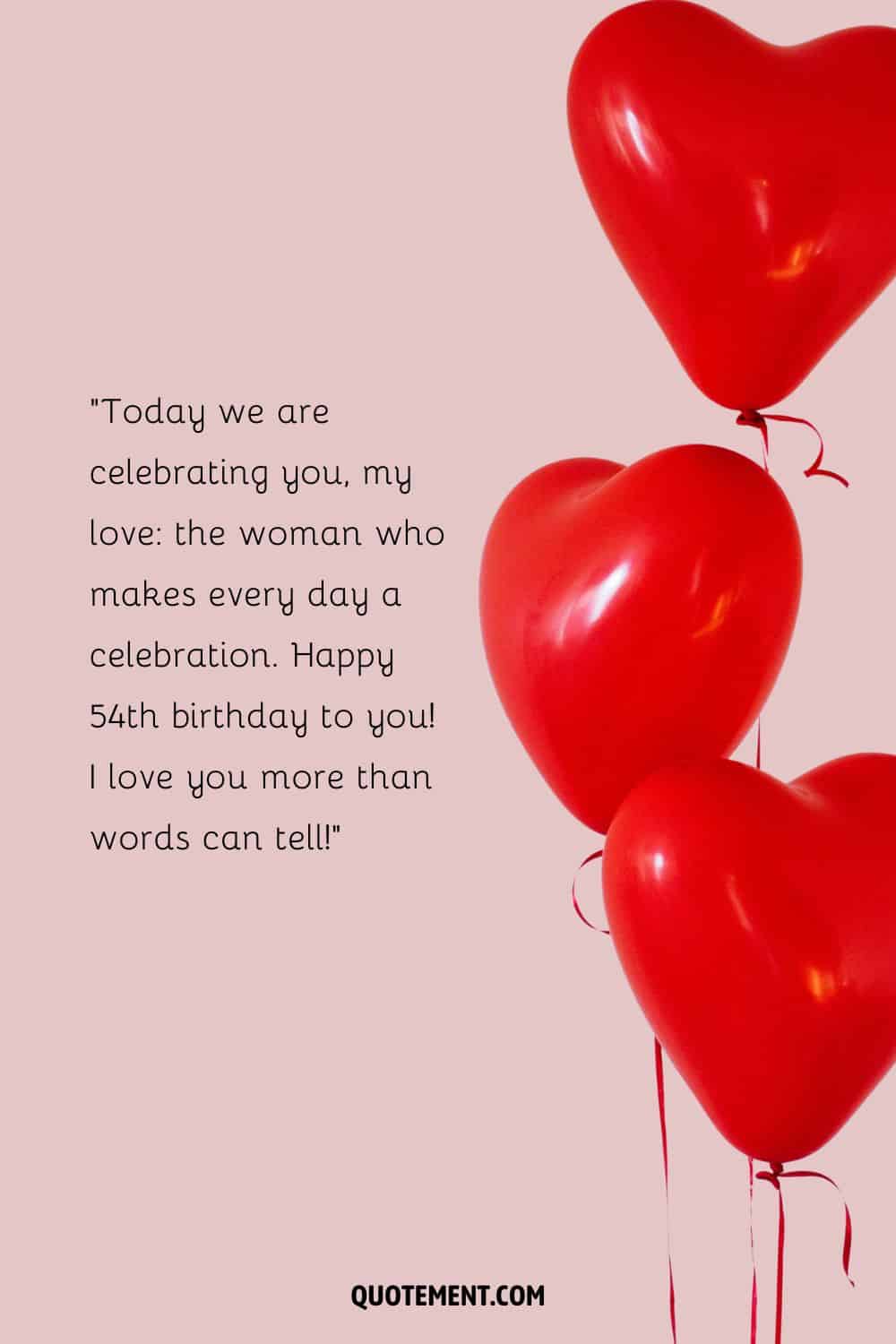 Conmovedor mensaje para una esposa que cumple 54 años y tres globos rojos en forma de corazón a su lado