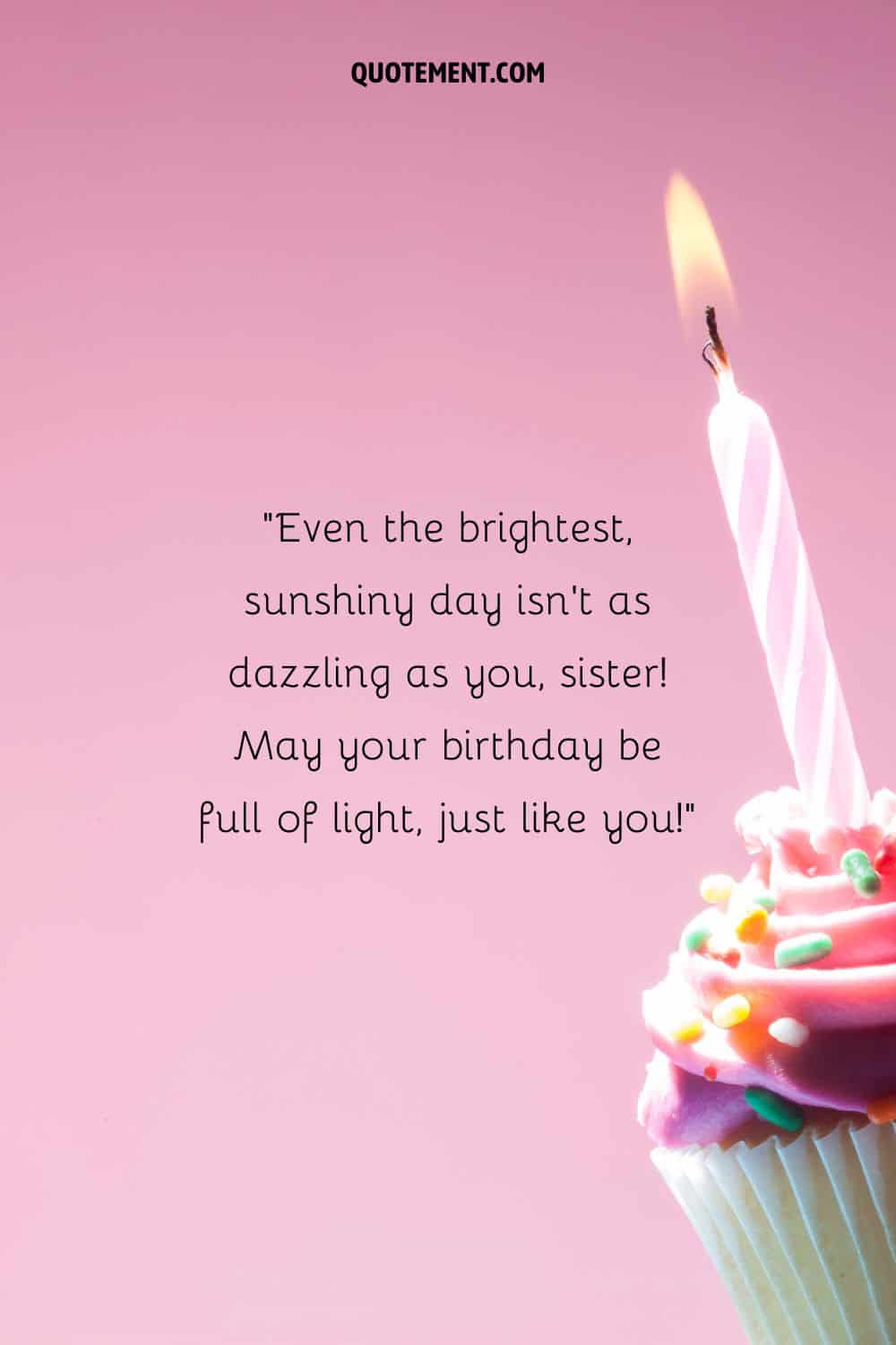 una magdalena de cumpleaños que representa el deseo de cumpleaños de una hermana de 72 años