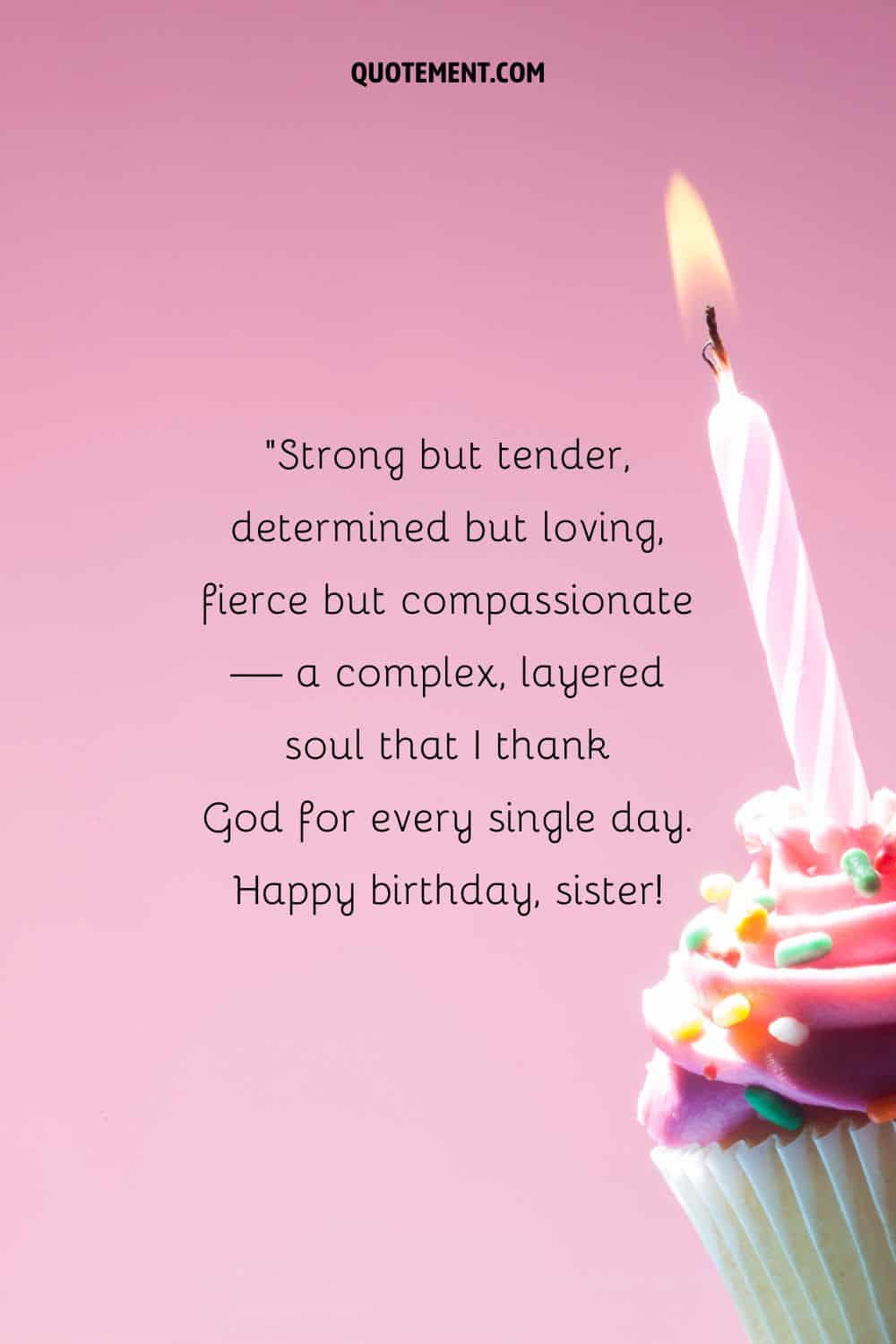 una magdalena con una vela que representa un deseo de feliz cumpleaños para la hermana