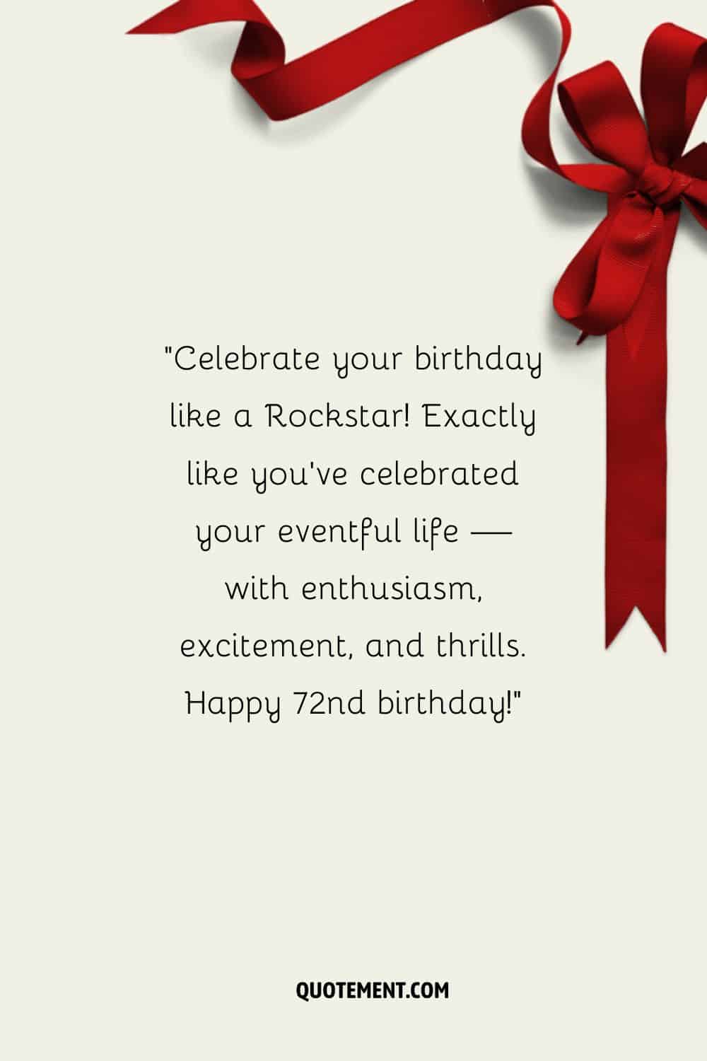 un lazo rojo de regalo que representa el más hermoso deseo de feliz 72 cumpleaños