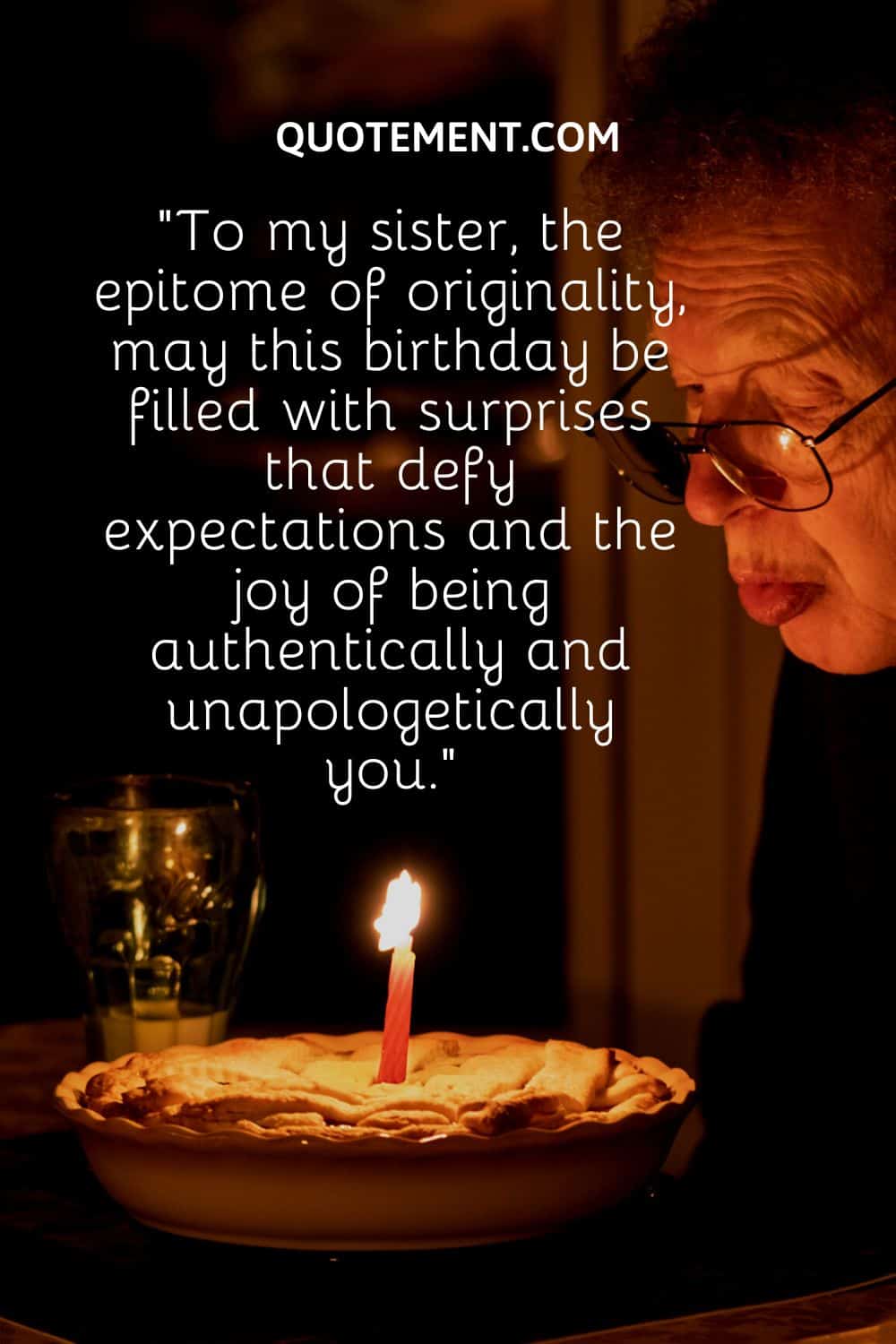 una anciana sostiene una tarta de cumpleaños con vela
