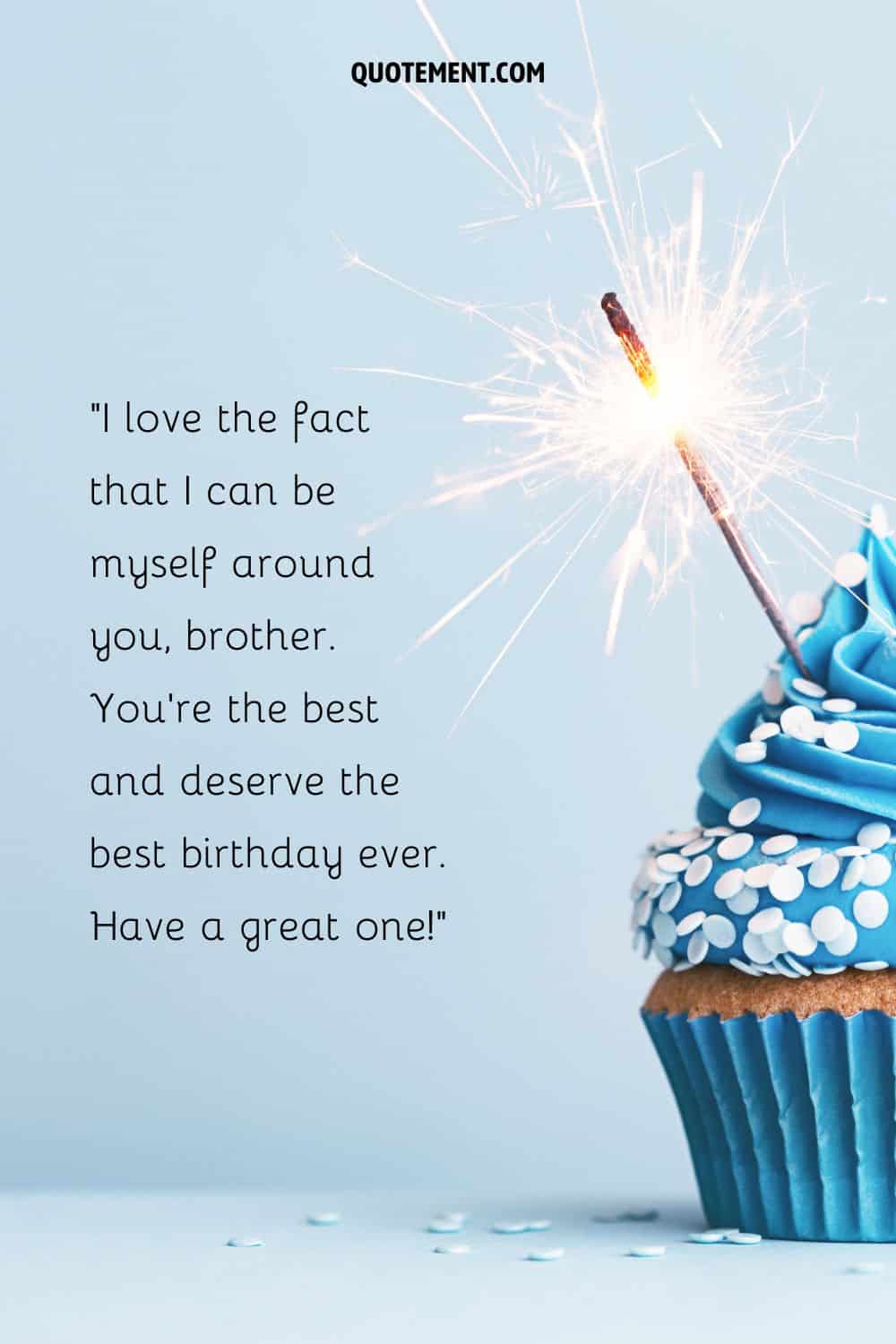 cupcake con glaseado azul que representa el deseo de cumpleaños de un hermano que cumple 72 años