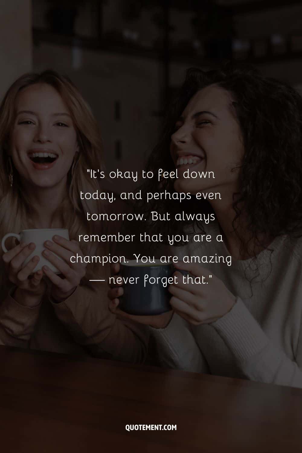 dos chicas bebiendo café representando palabras motivadoras para animar a una amiga