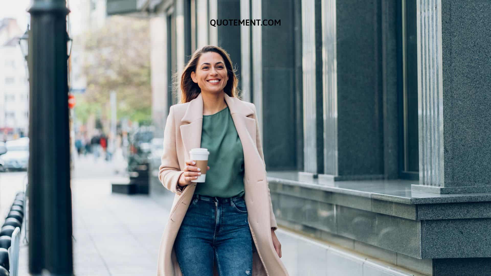 chica feliz caminando