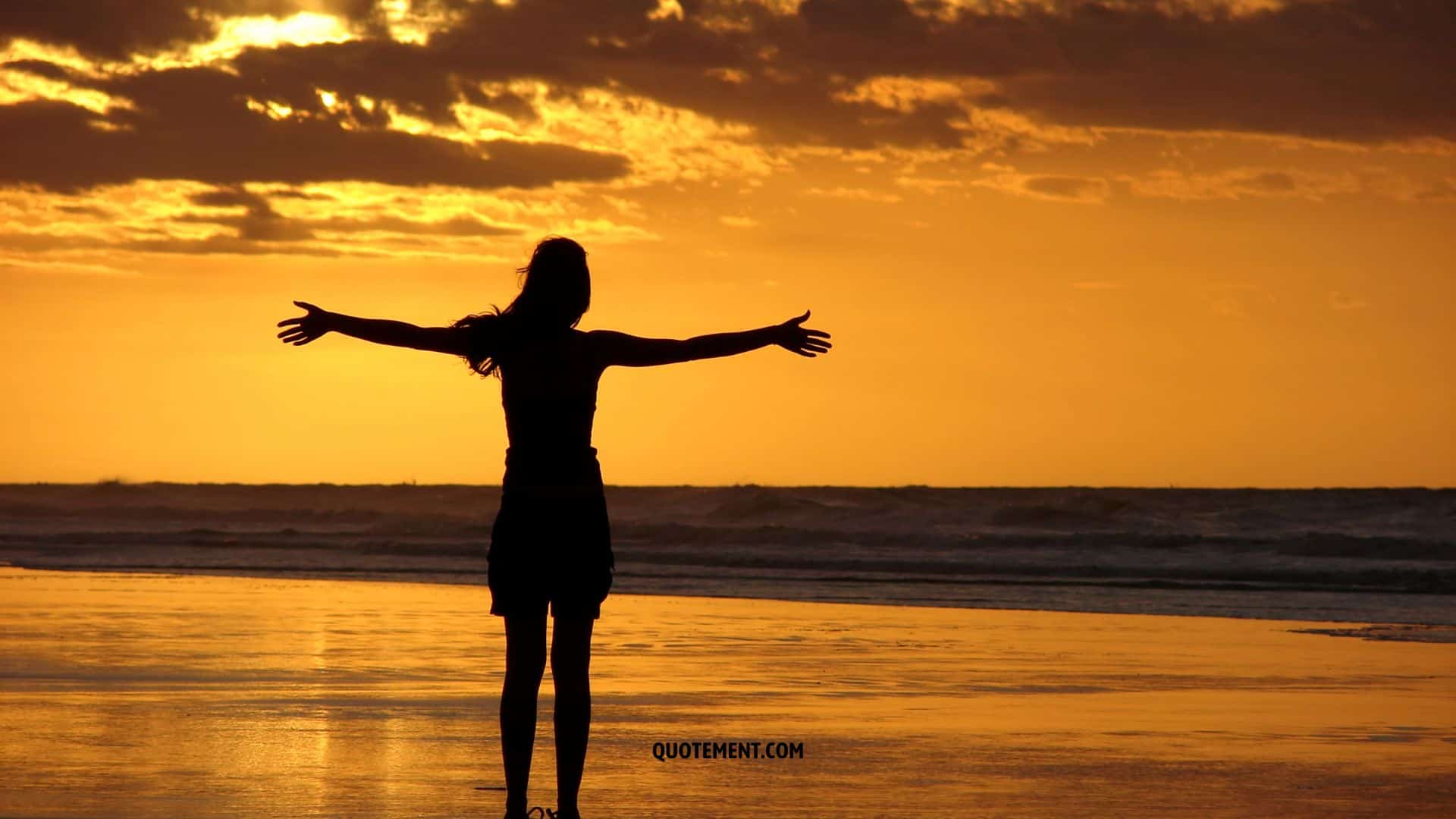 mujer en una playa al atardecer