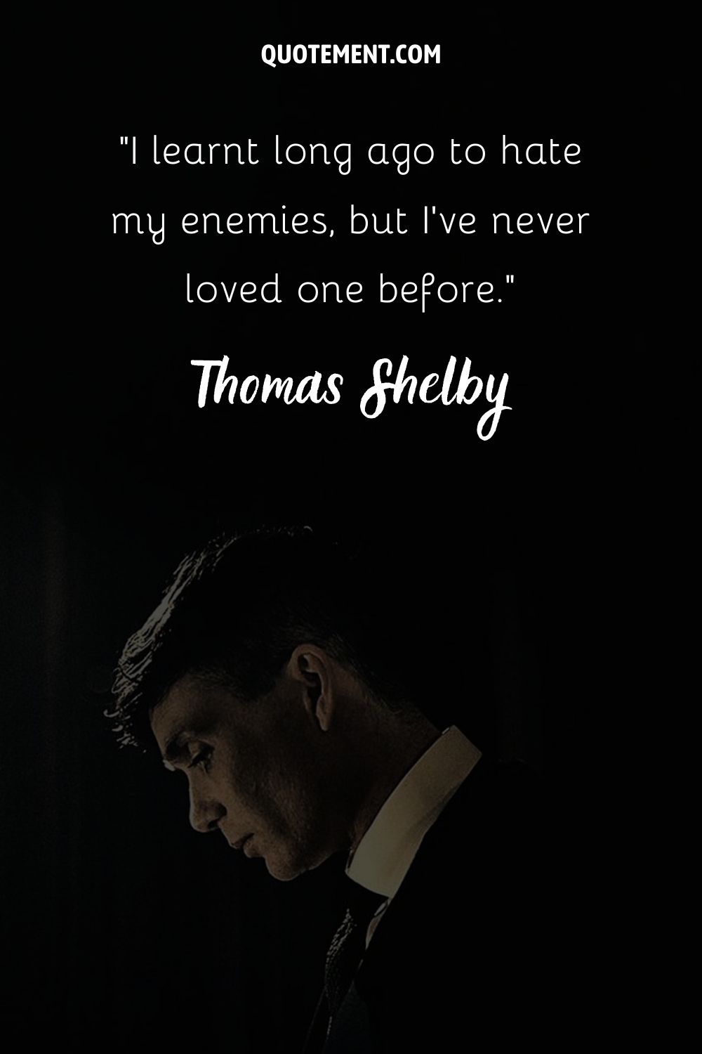 Cillian Murphy luce un look contemplativo representando la cita de amor de Thomas Shelby