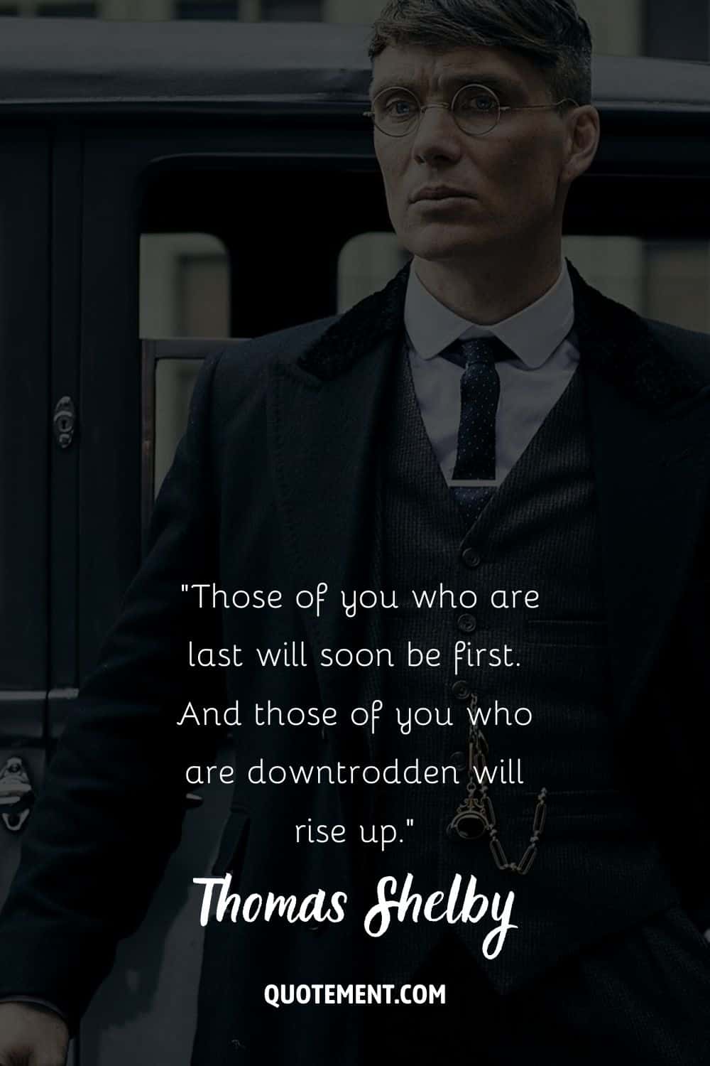 Cillian Murphy con un traje de Peaky Blinder representando la motivación thomas shelby quote