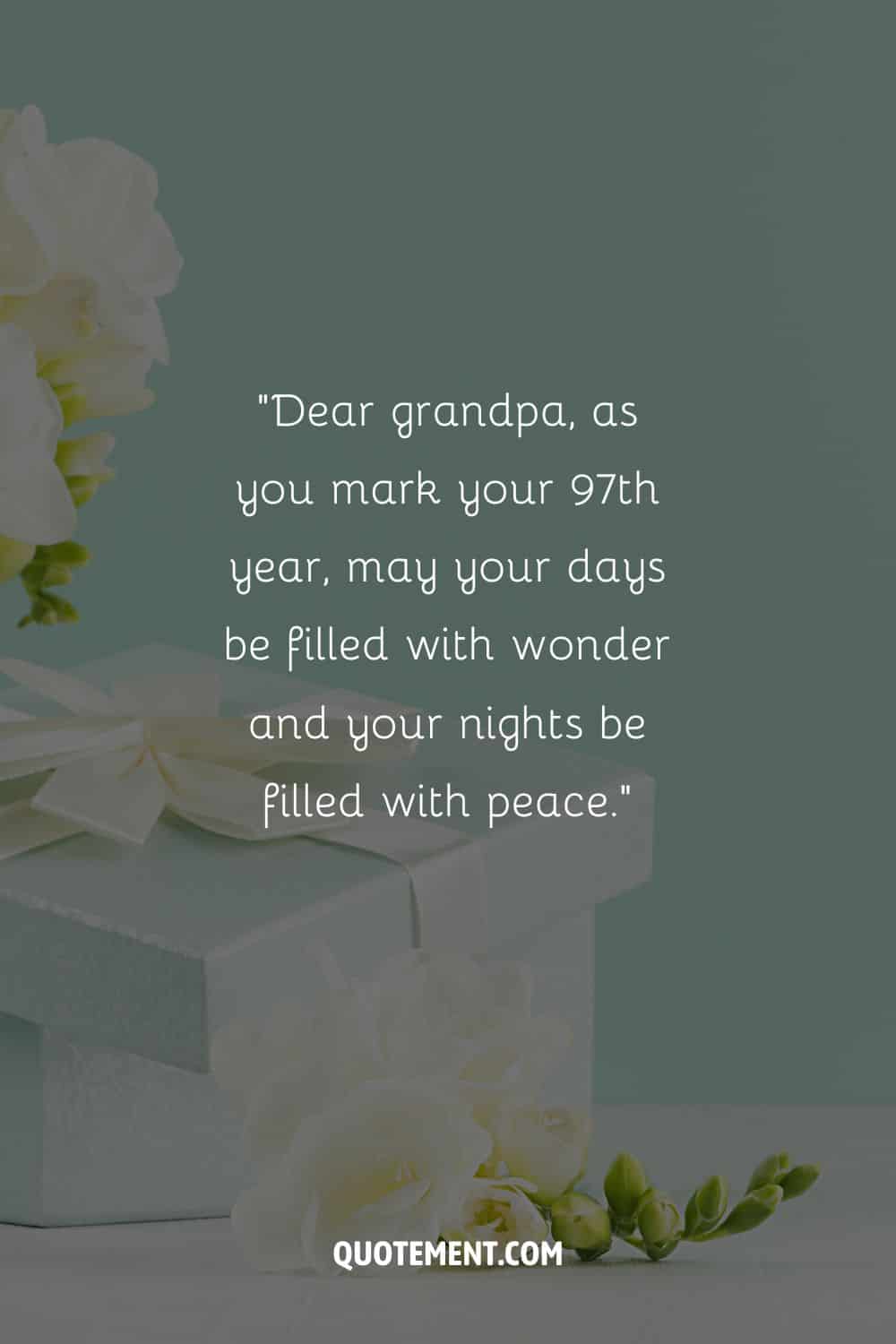 Mensaje para un abuelo que está a punto de celebrar su 97 cumpleaños y un regalo y flores de fondo