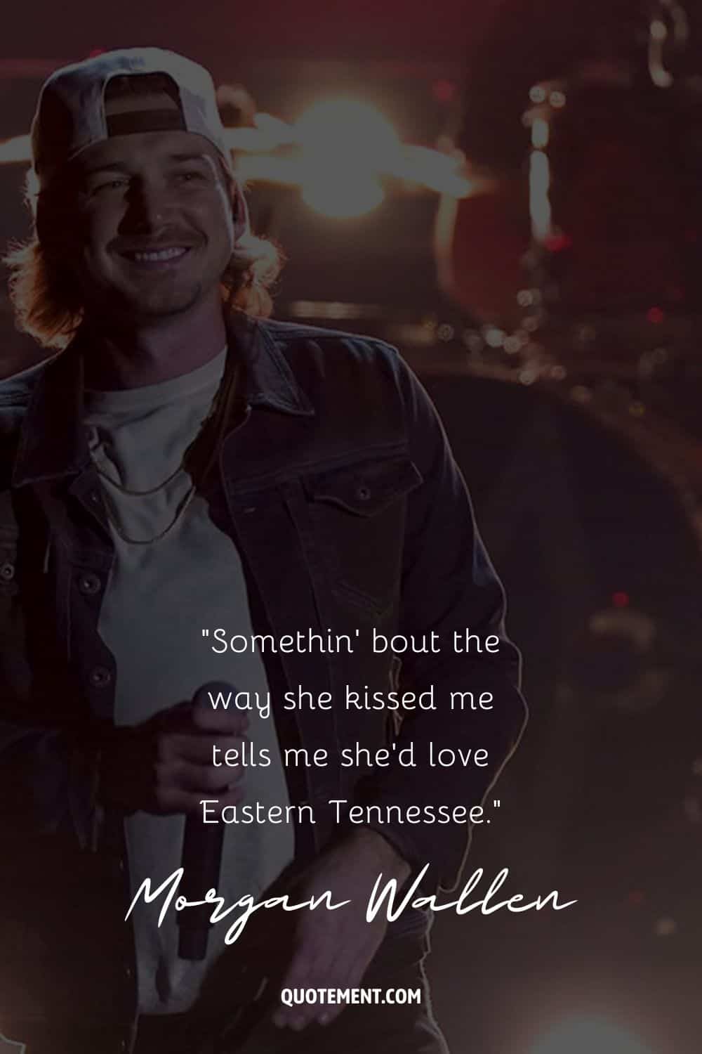 Morgan Wallen sonriendo con luces de fondo